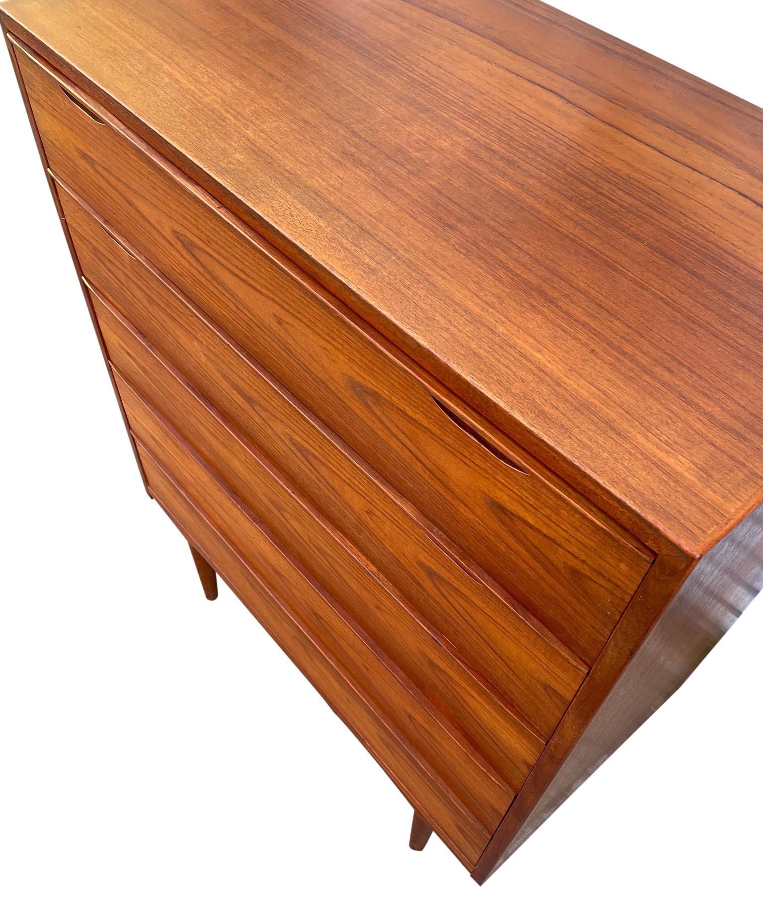 Teck Grande commode en teck moderne danois du milieu du siècle par Arne Vodder Danemark en vente