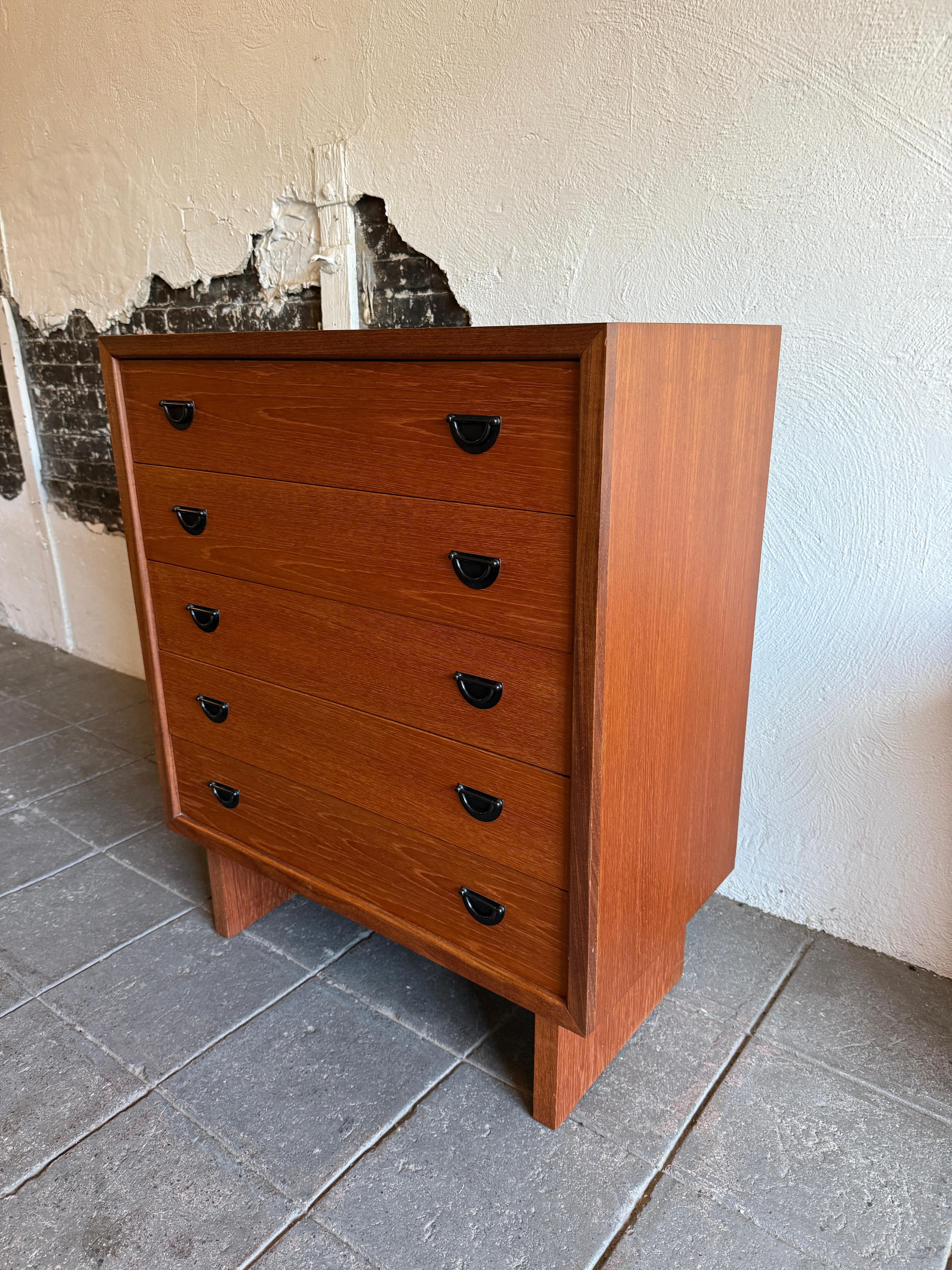 Scandinavo moderno Comò alto in teak danese moderno di metà secolo con maniglie in metallo in vendita