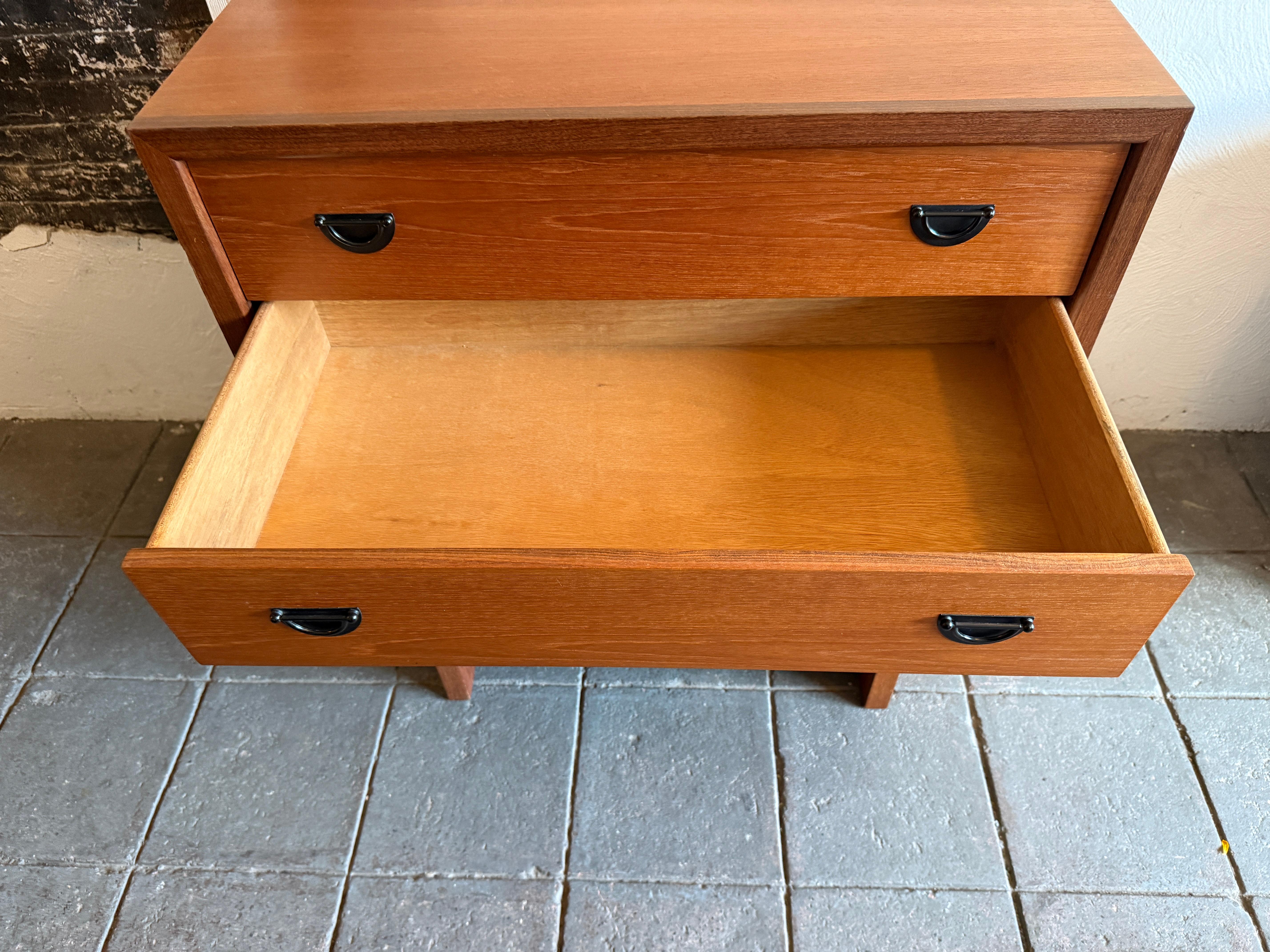 Falegnameria Comò alto in teak danese moderno di metà secolo con maniglie in metallo in vendita