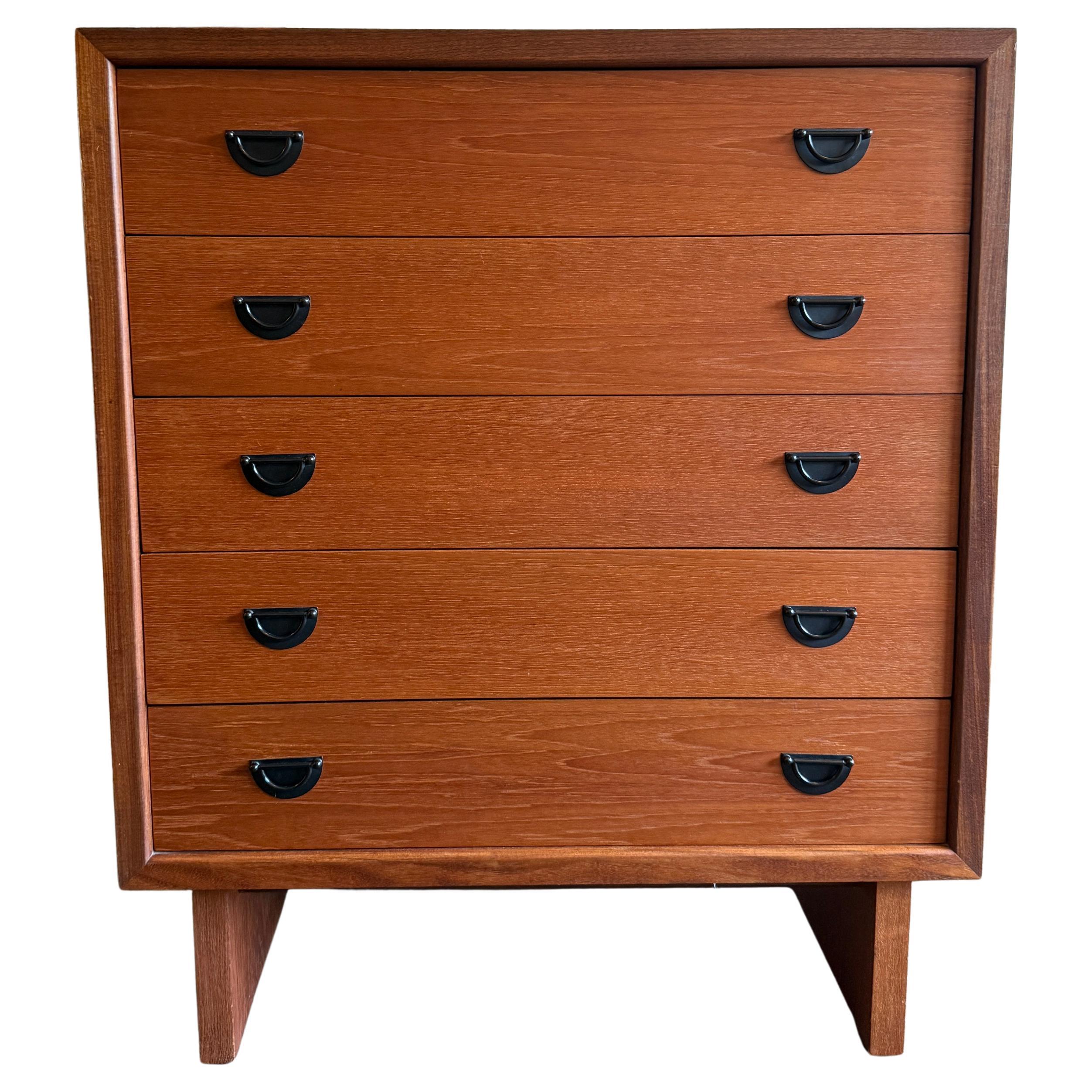 Comò alto in teak danese moderno di metà secolo con maniglie in metallo in vendita