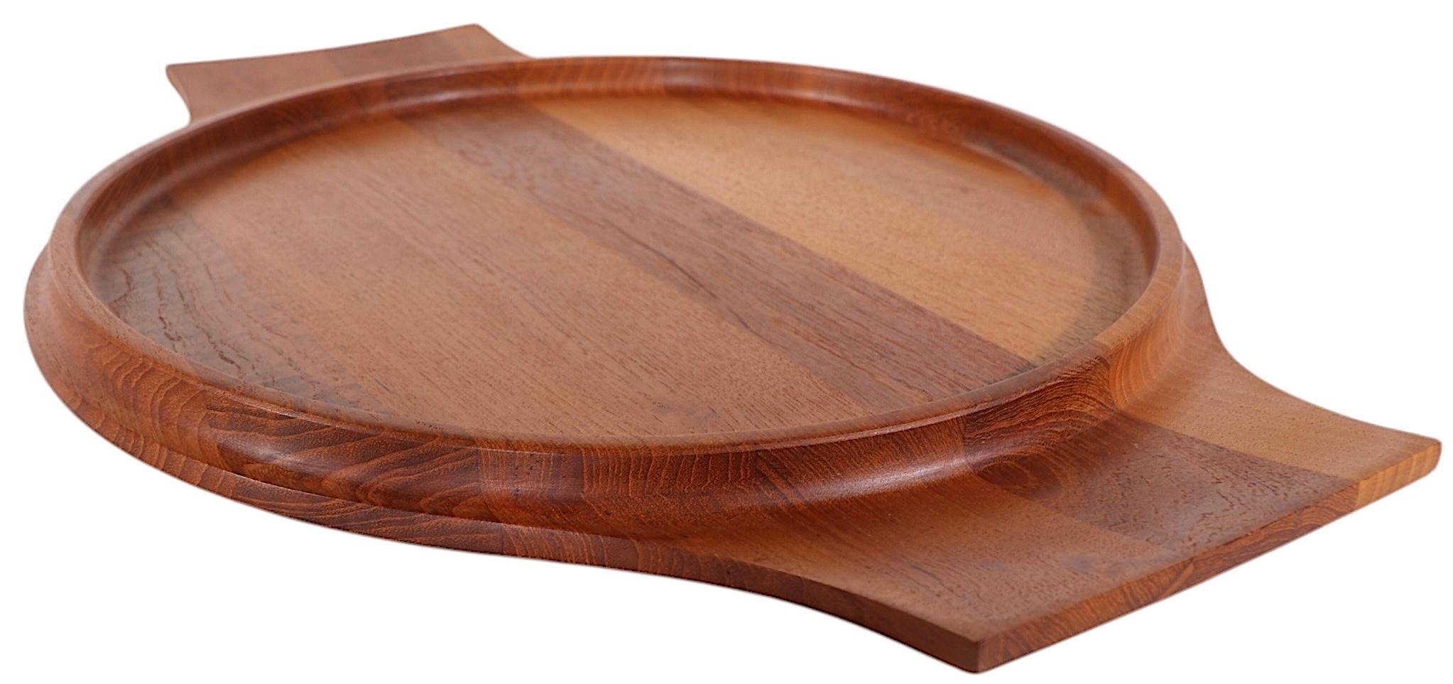 Bandeja de teca moderna danesa de mediados de siglo diseñada por Jens Quistgaard para Dansk Designs en venta 6
