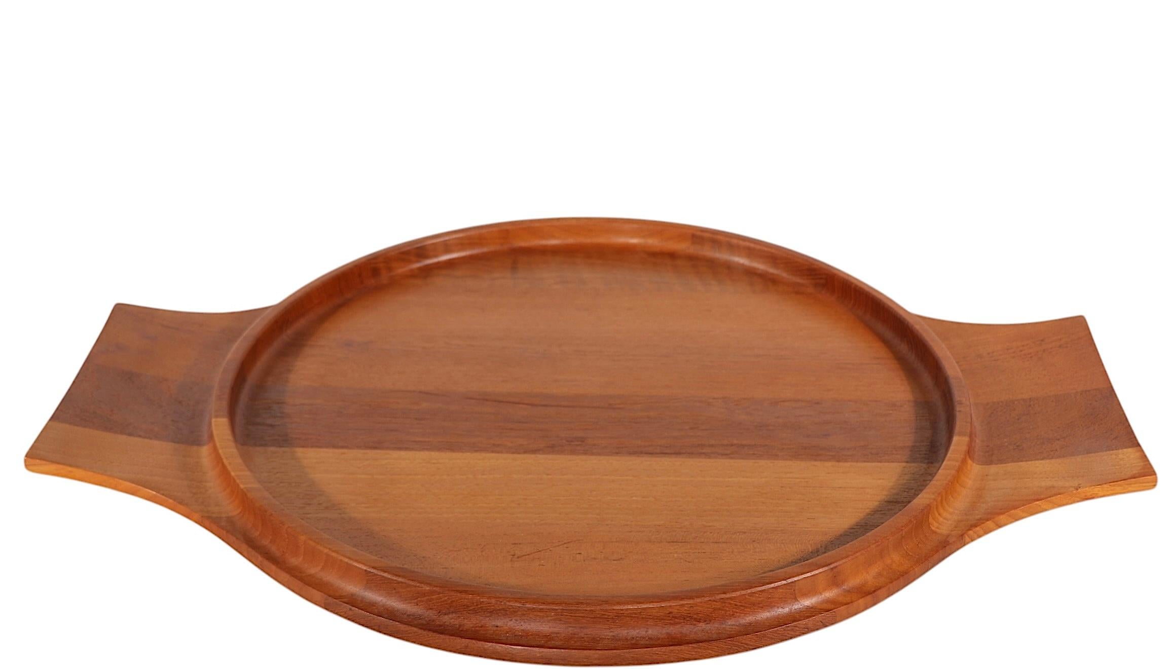 Bandeja de teca moderna danesa de mediados de siglo diseñada por Jens Quistgaard para Dansk Designs en venta 7