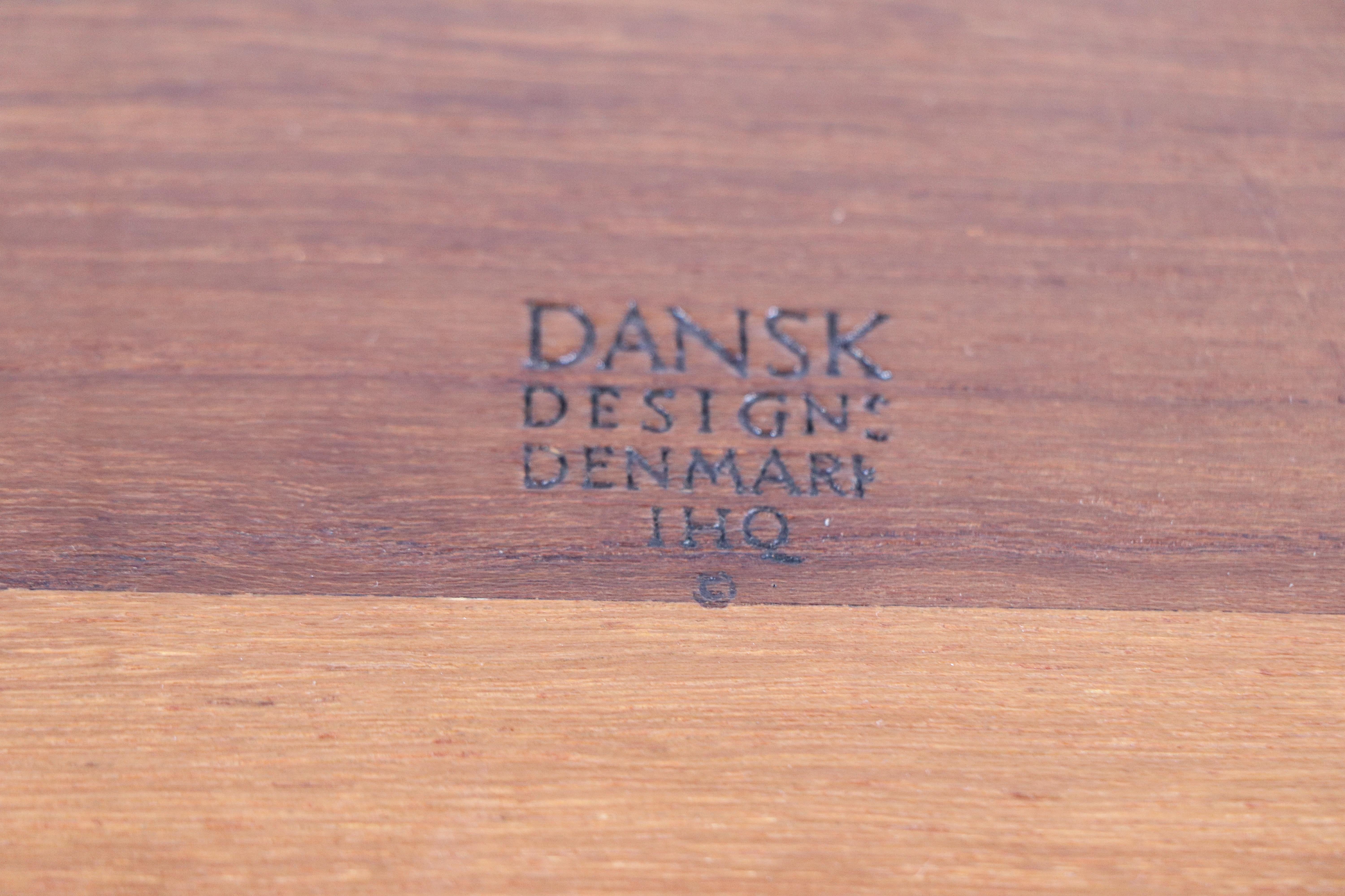 Exquisita bandeja moderna danesa de mediados de siglo, diseñada por Jens Quistgaard para Dansk. Construido con madera maciza de teca, este emblemático ejemplar está en excelentes condiciones, original, limpio y listo para usar, mostrando sólo un
