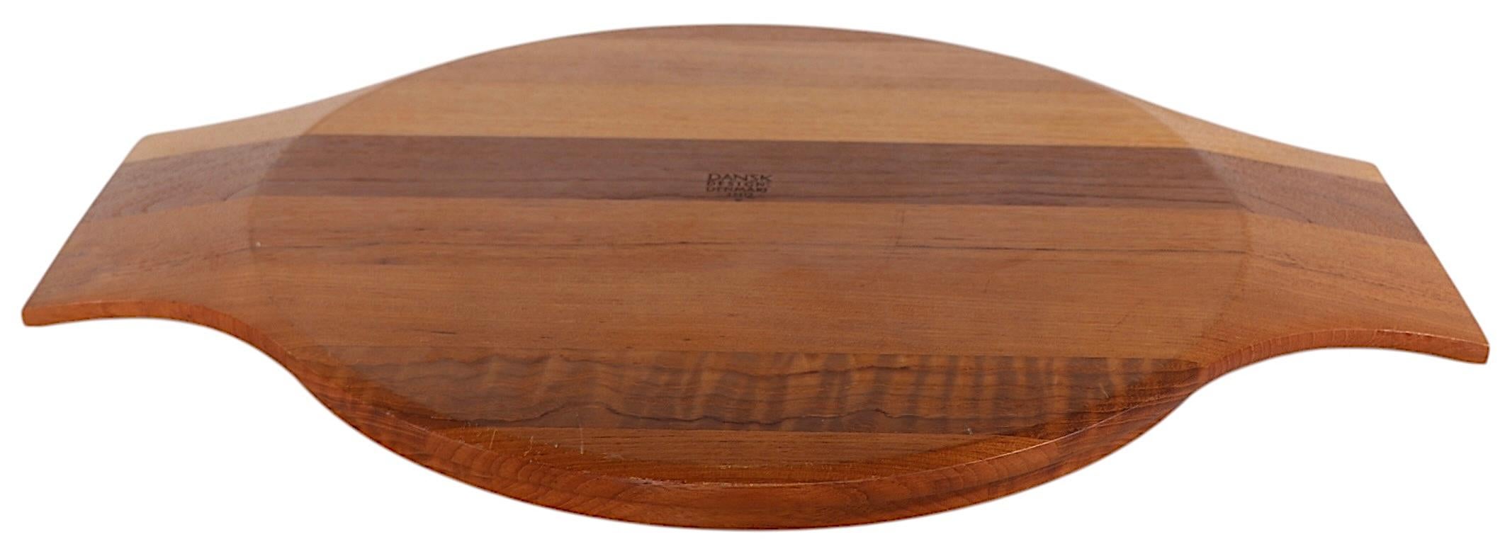 Bandeja de teca moderna danesa de mediados de siglo diseñada por Jens Quistgaard para Dansk Designs Escandinavo moderno en venta