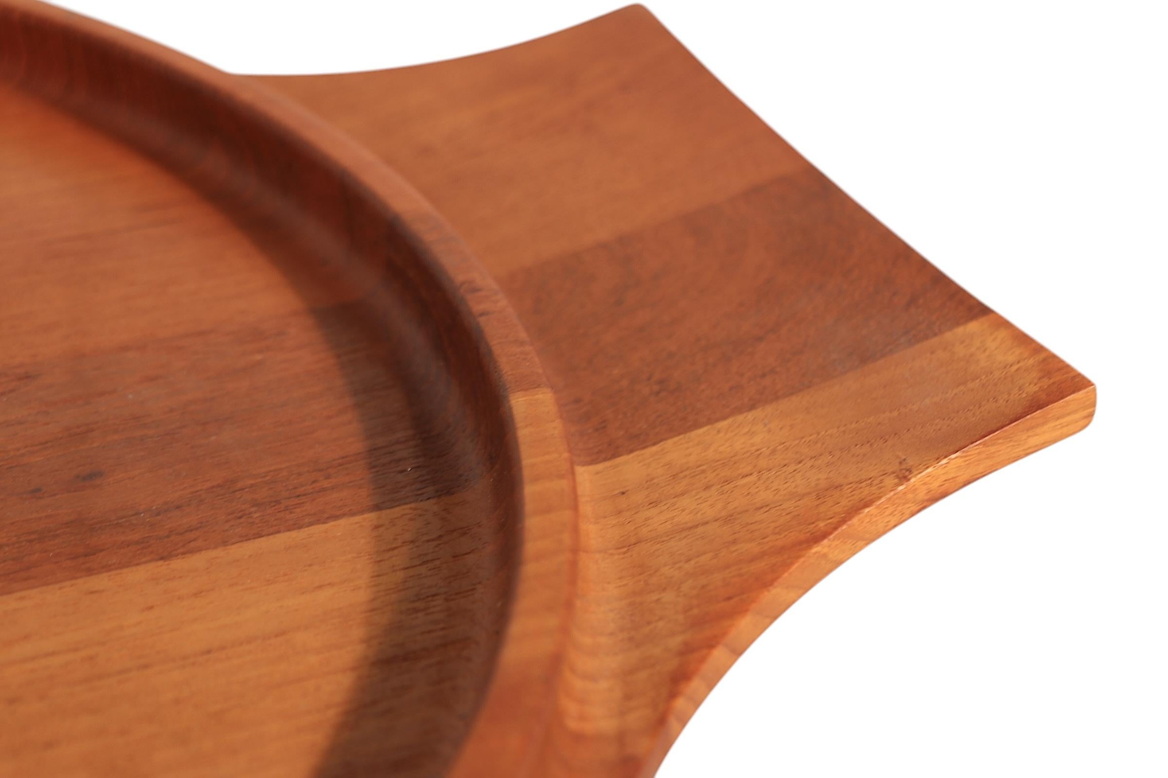 Bandeja de teca moderna danesa de mediados de siglo diseñada por Jens Quistgaard para Dansk Designs Danés en venta