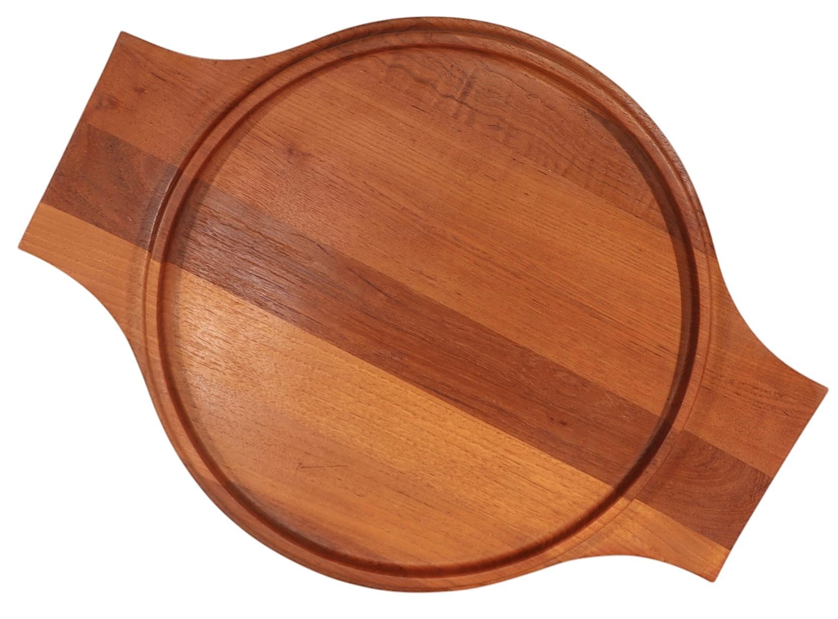 Bandeja de teca moderna danesa de mediados de siglo diseñada por Jens Quistgaard para Dansk Designs en Bueno estado para la venta en New York, NY