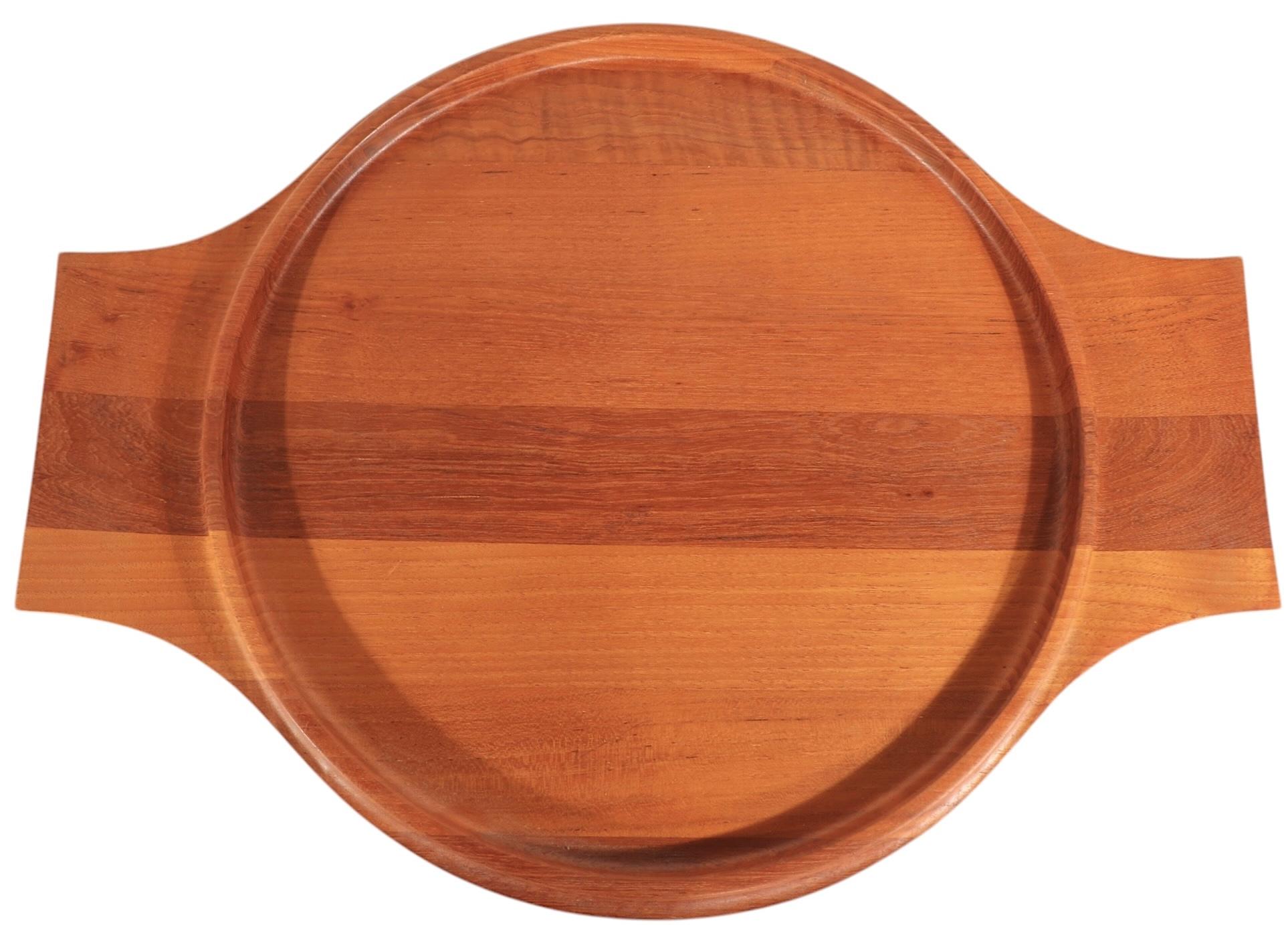 Bandeja de teca moderna danesa de mediados de siglo diseñada por Jens Quistgaard para Dansk Designs siglo XX en venta