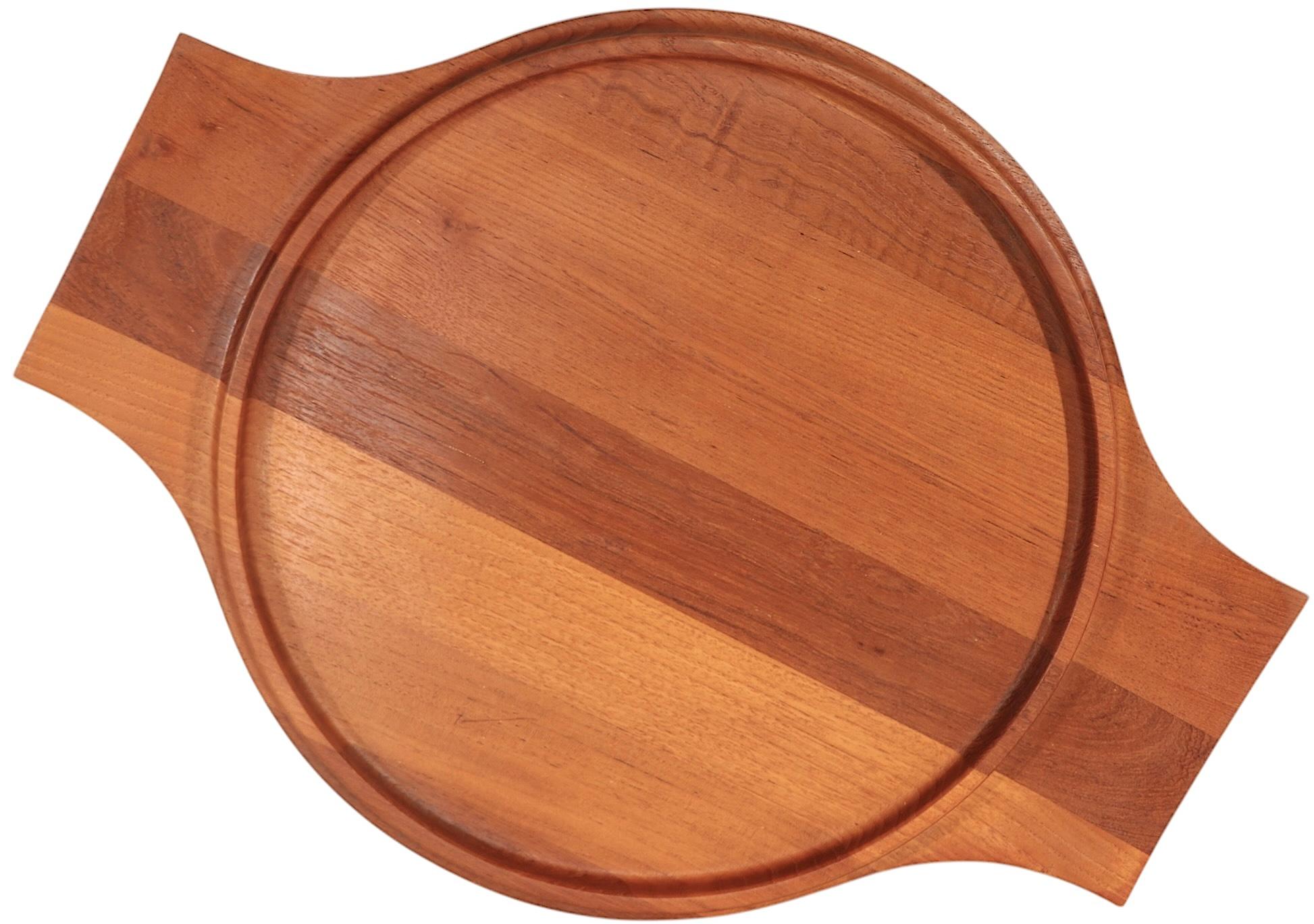 Bandeja de teca moderna danesa de mediados de siglo diseñada por Jens Quistgaard para Dansk Designs Teca en venta