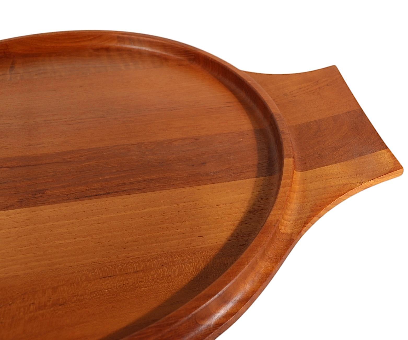 Bandeja de teca moderna danesa de mediados de siglo diseñada por Jens Quistgaard para Dansk Designs en venta 2