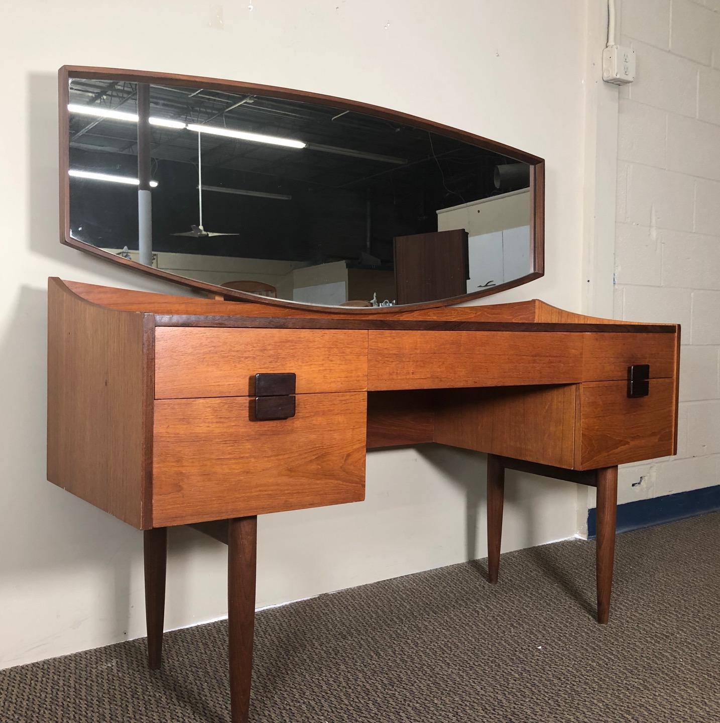 Fantastic midcentury teak vanity with mirror. Designed by Danish designer Kofod Larsen. Made by G Plan.
Features Kofod Larsen's signature split handle design on the drawers. The handles are stained rosewood.

Very good vintage condition. All the