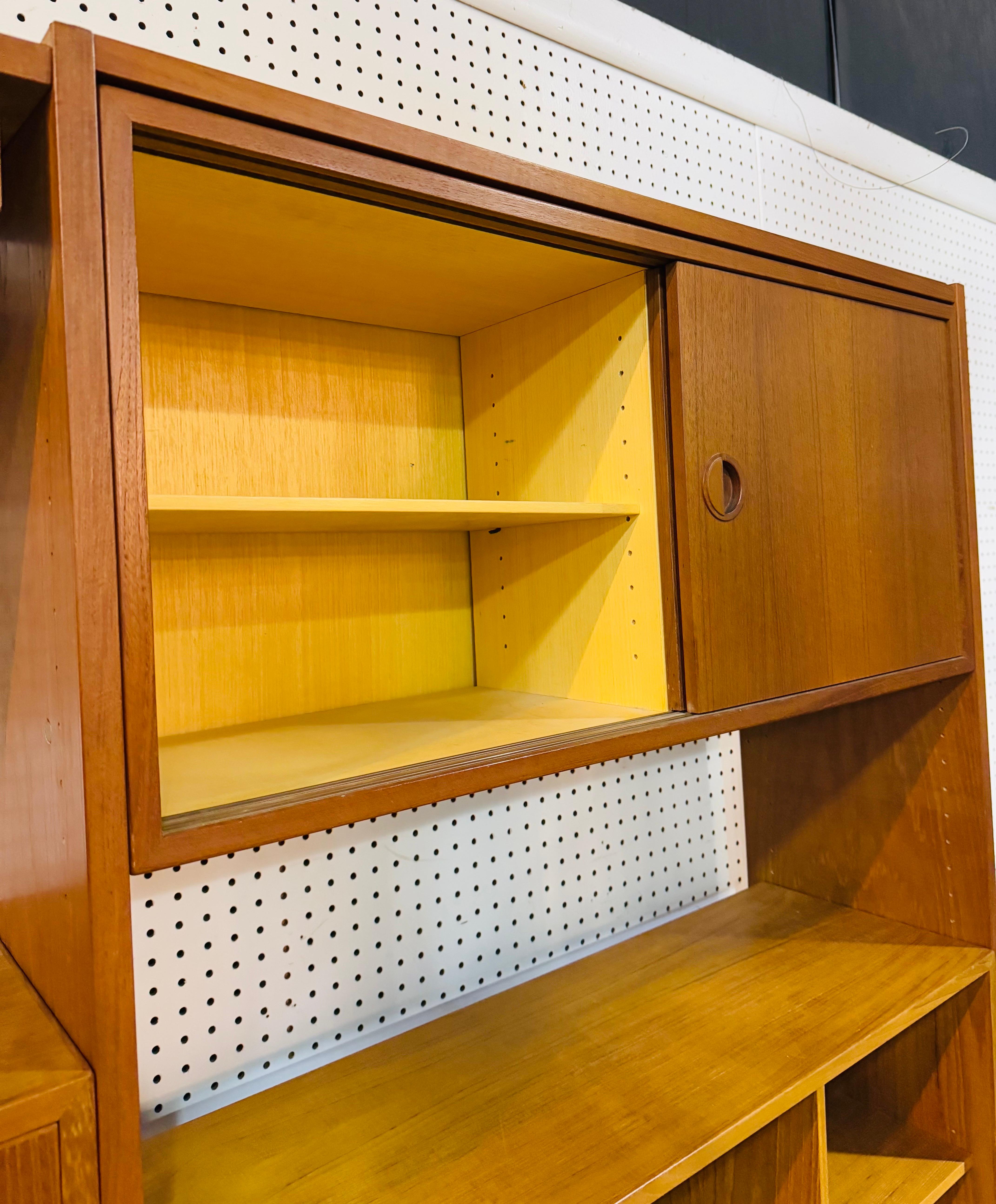 Parete attrezzata danese moderna di metà secolo in teak in vendita 3