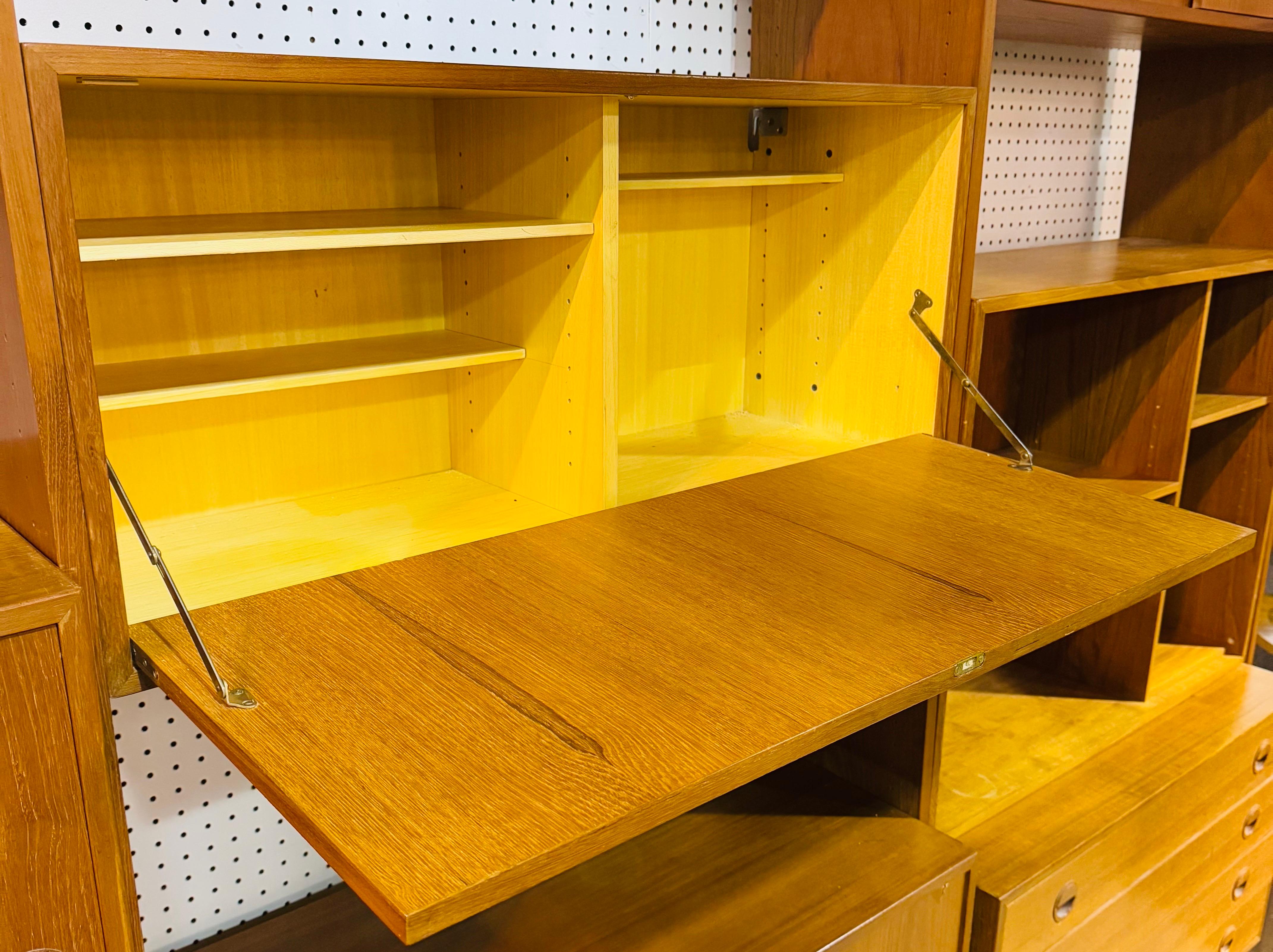Parete attrezzata danese moderna di metà secolo in teak in vendita 4