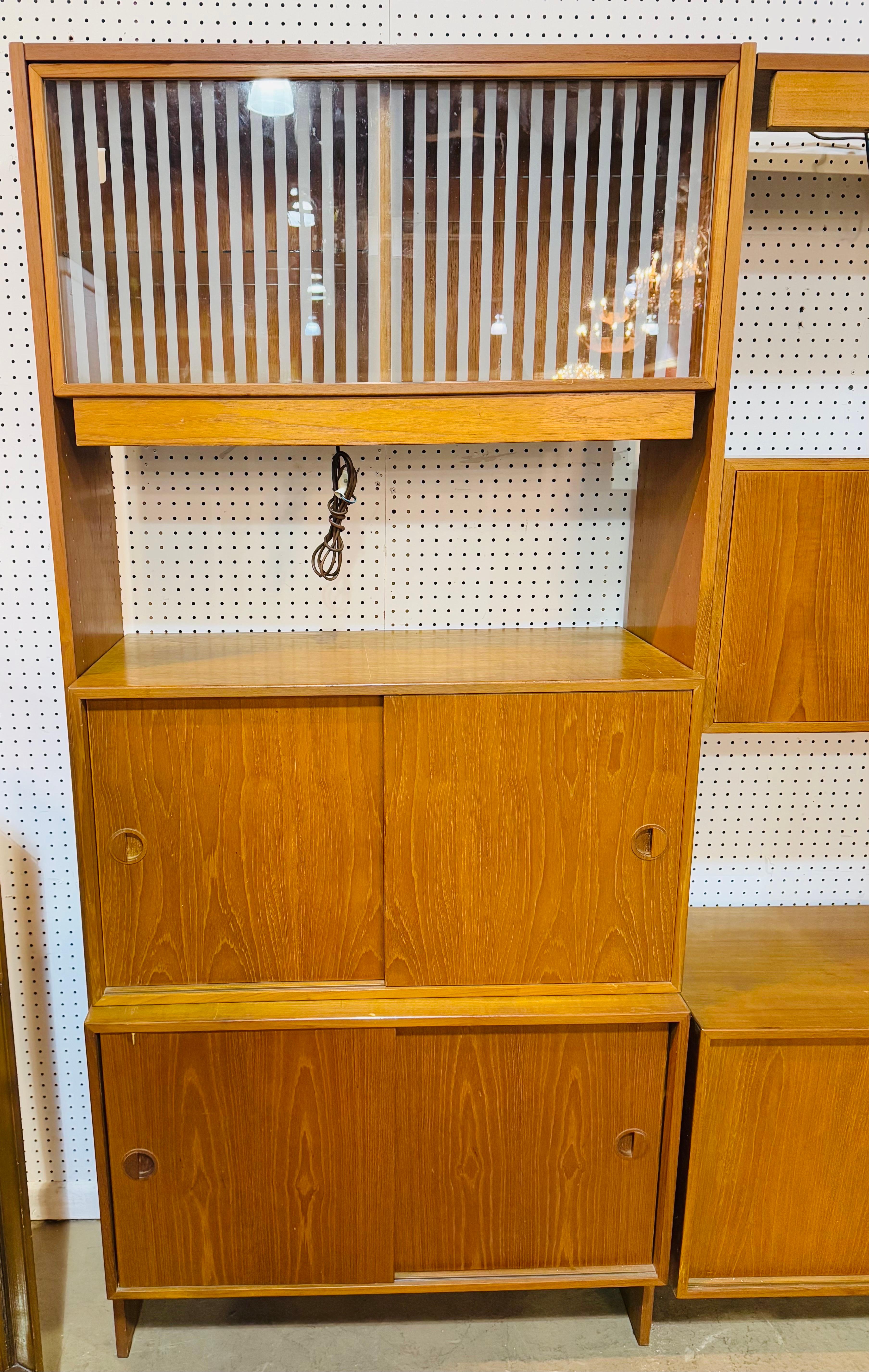 Mid-Century moderno Parete attrezzata danese moderna di metà secolo in teak in vendita