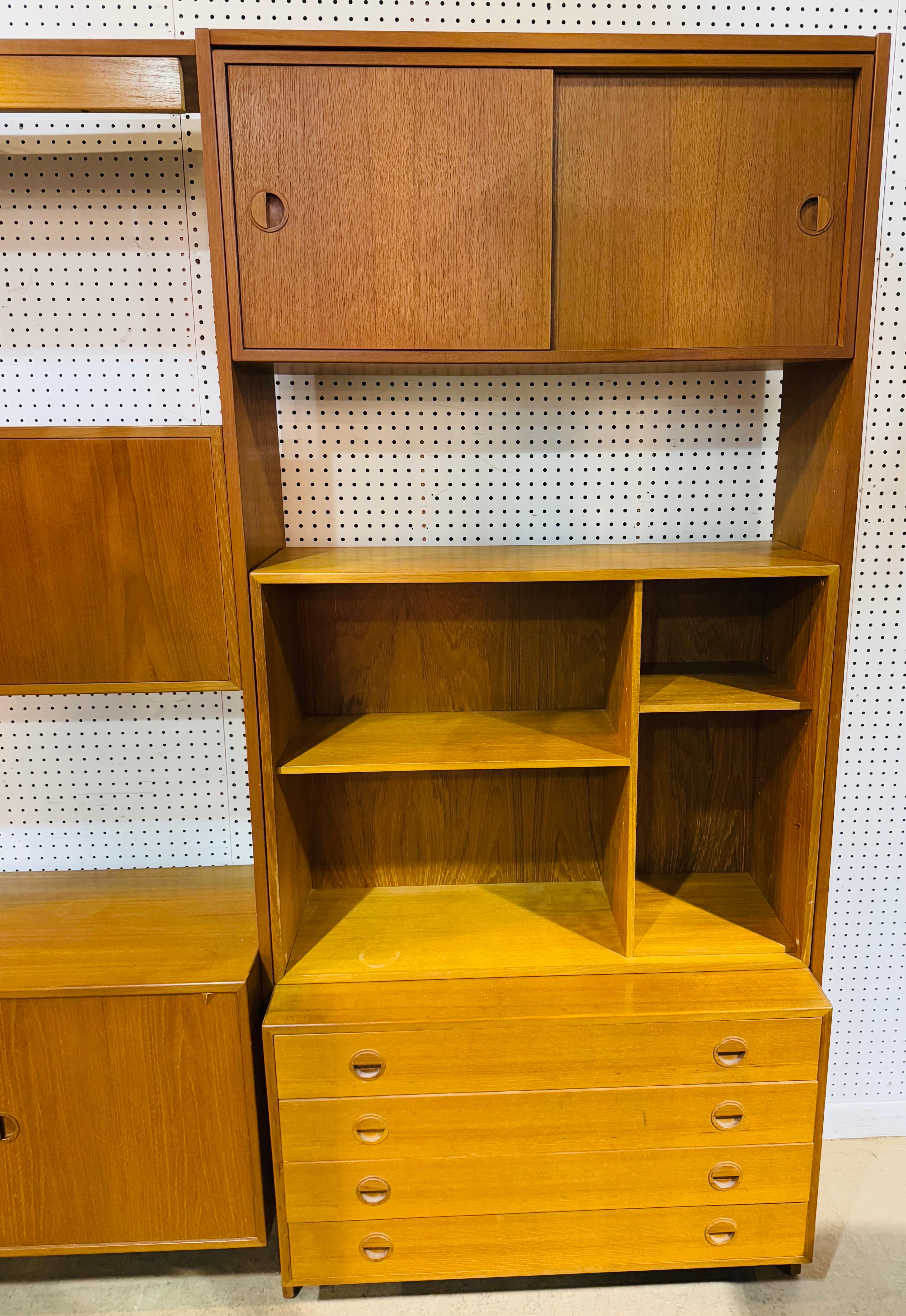 Parete attrezzata danese moderna di metà secolo in teak In condizioni buone in vendita a Clarksboro, NJ
