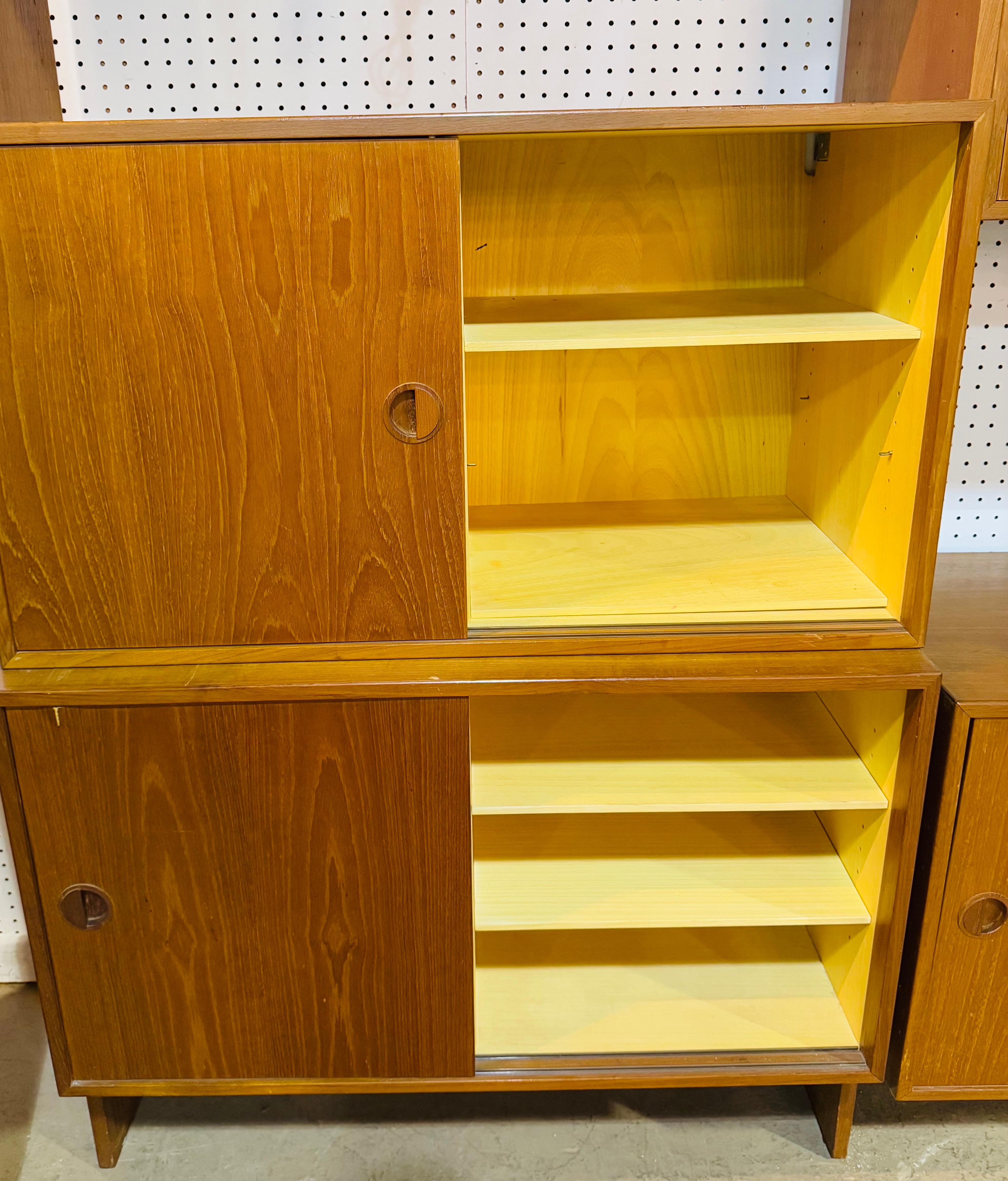 Vetro Parete attrezzata danese moderna di metà secolo in teak in vendita
