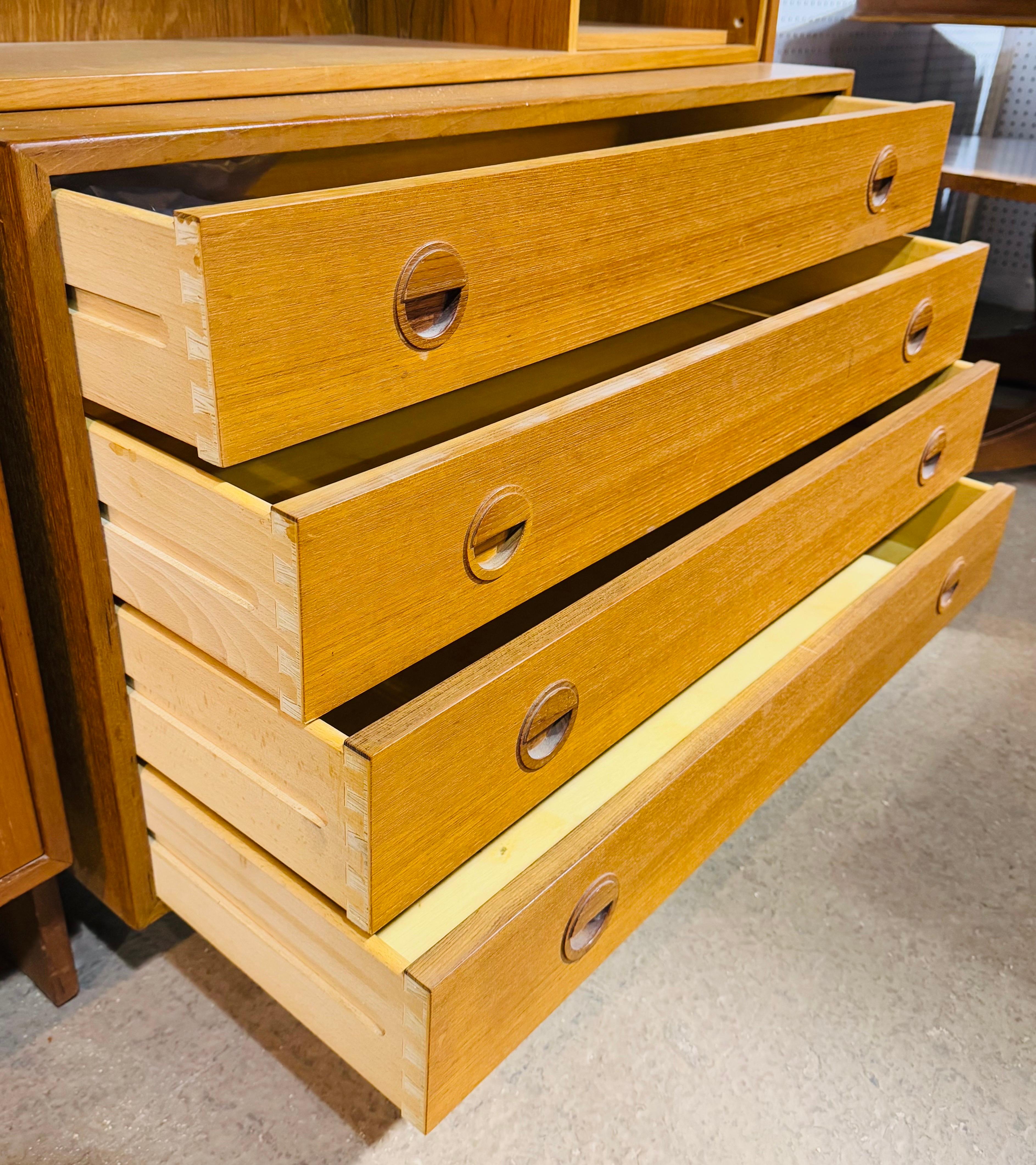 Parete attrezzata danese moderna di metà secolo in teak in vendita 1