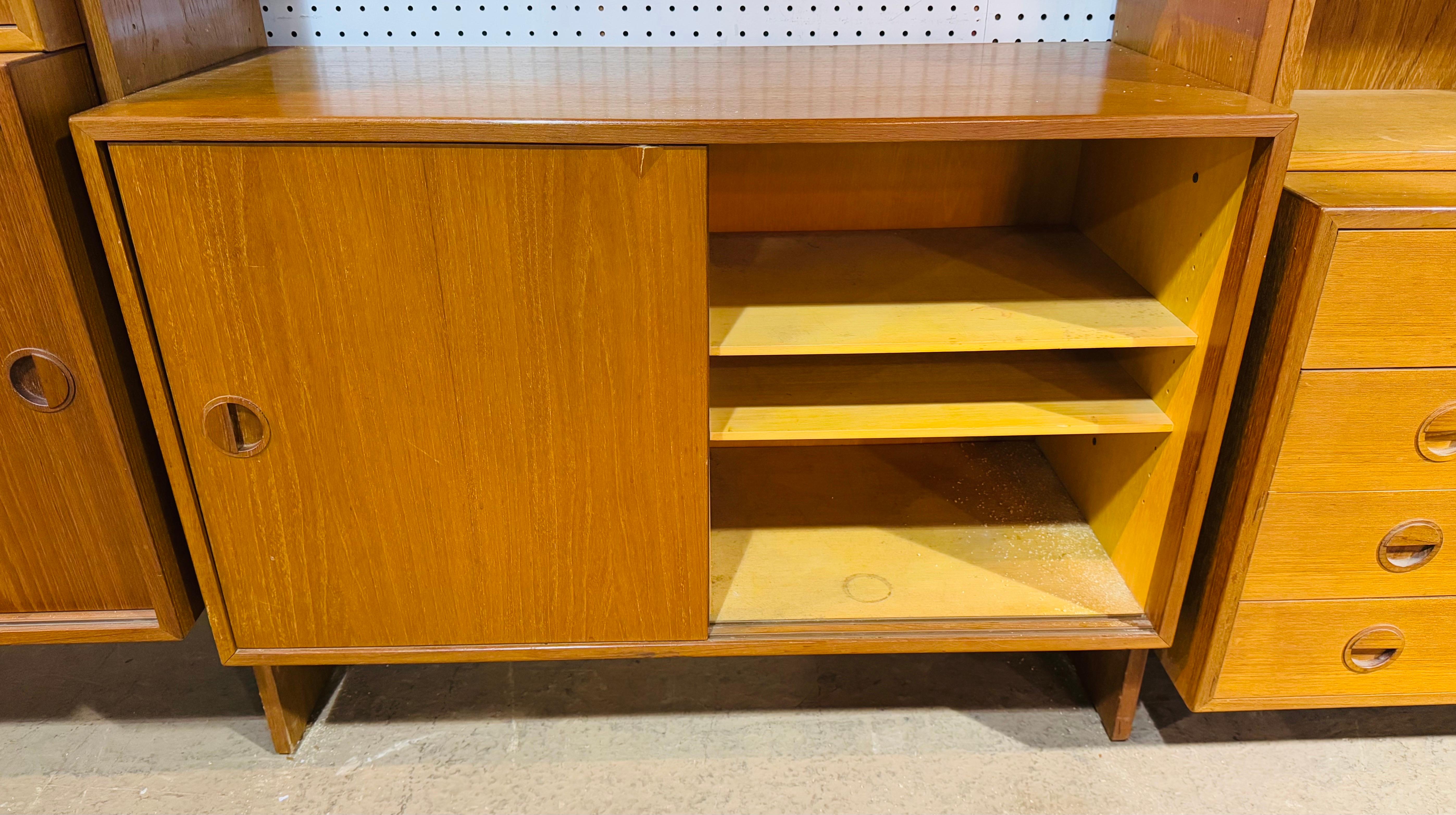 Parete attrezzata danese moderna di metà secolo in teak in vendita 2