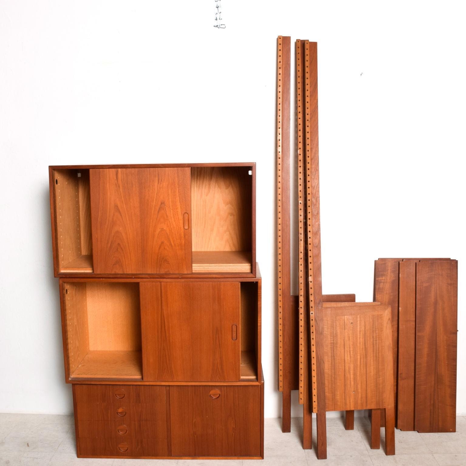 For your consideration, a Danish modern teak wall unit.
Two bay system with lower cabinets for storage, upper cabinet with drawers and open storage plus three shelves.
The system retains the quality Danish modern seal.
Made in Denmark by Hansen &