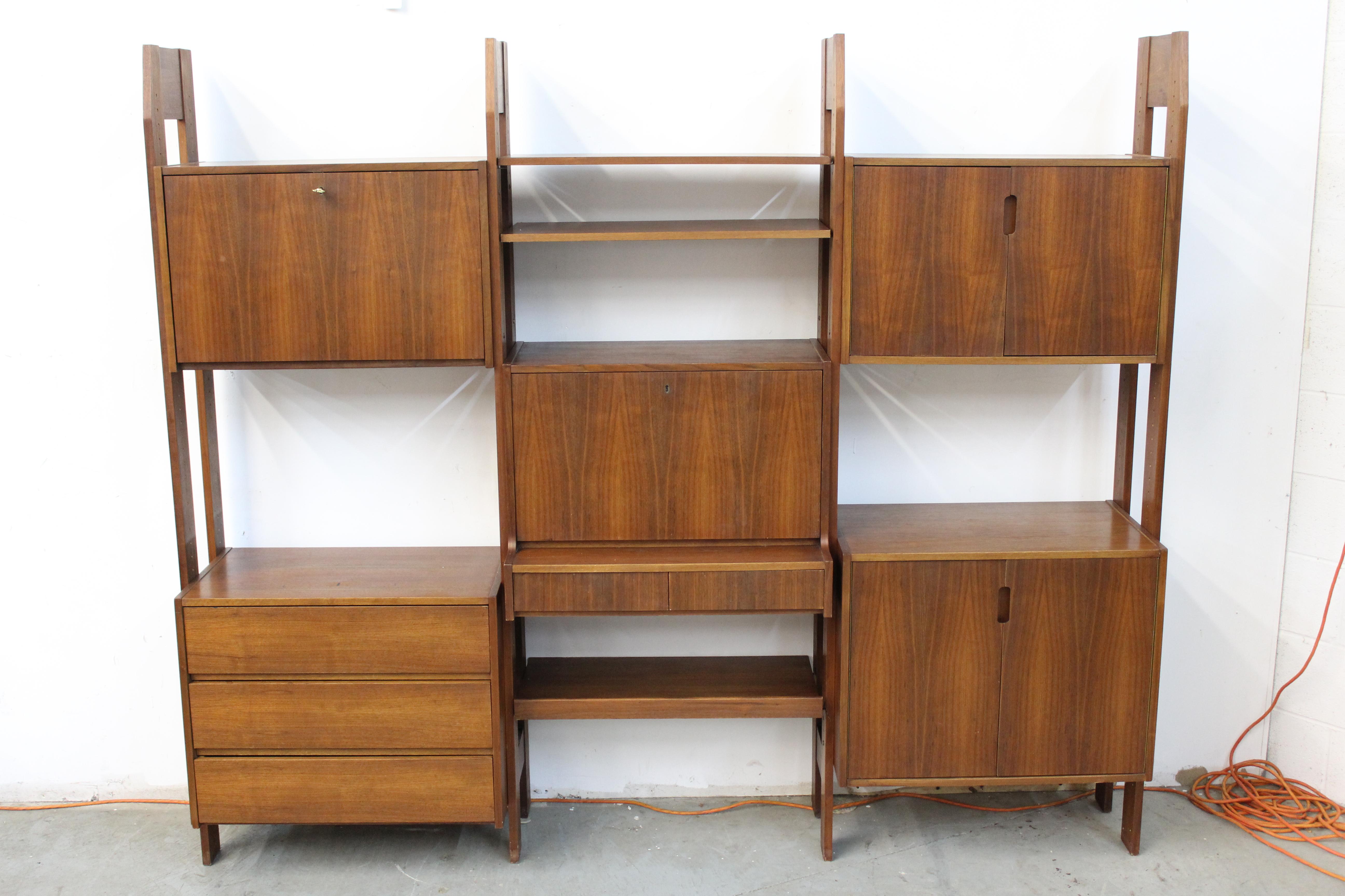 Mid Century Danish Modern Teak Wall Unit System In Good Condition For Sale In Wilmington, DE