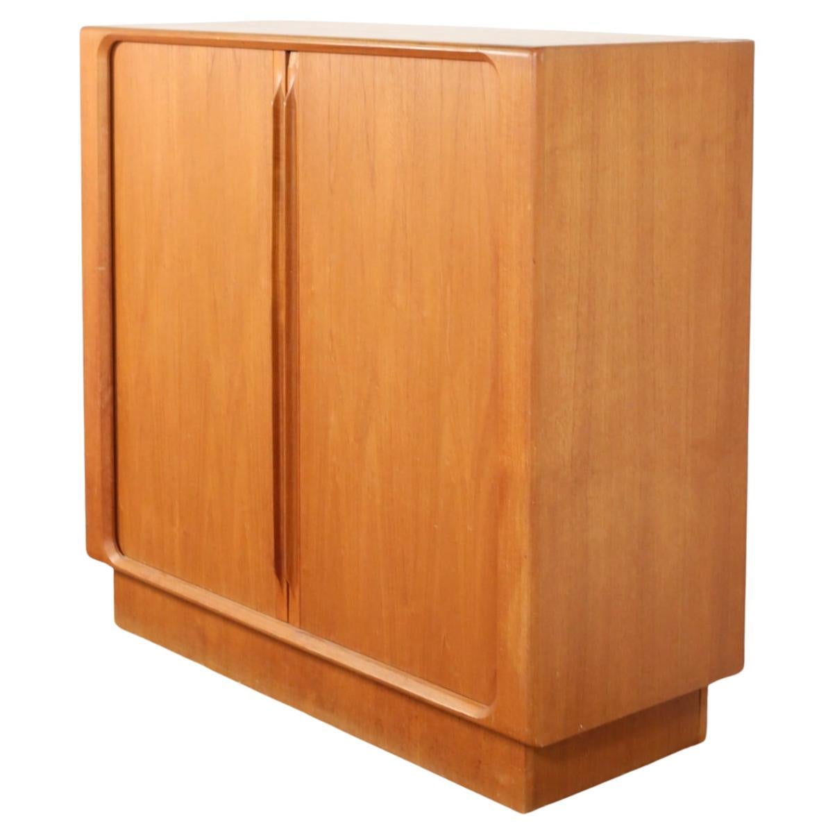 Bernhard Pedersen & Son Armoire haute en teck de style moderne du milieu du siècle. Avec 2 portes coulissantes à tambour, 1 étagère intérieure et 8 tiroirs à queue d'aronde. Estampillé sur le dessous Bernhard Pedersen & Son. Travail du bois