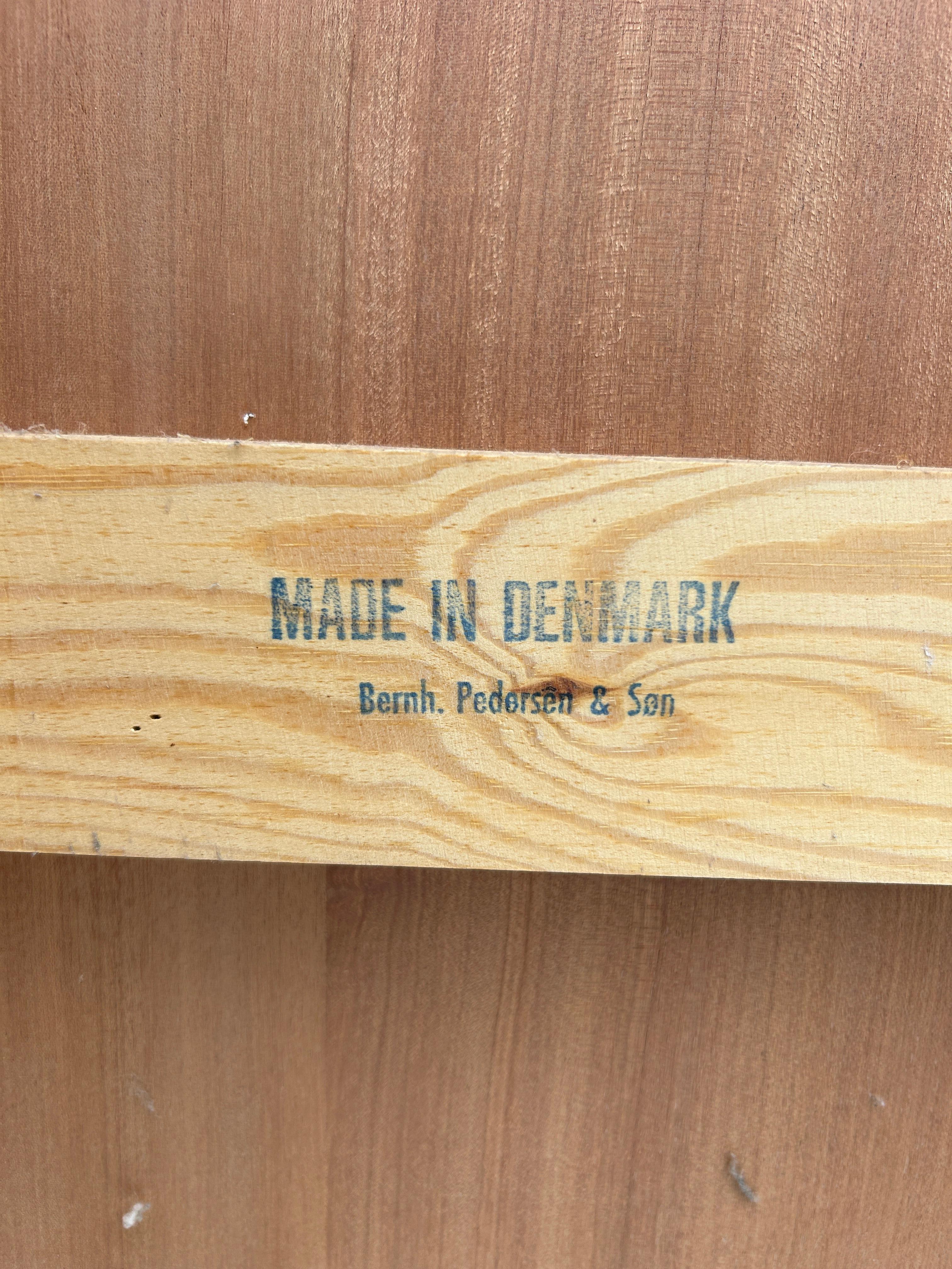 Metà XX secolo Armadio danese moderno di metà secolo in teak Bernhard Pedersen & Son in vendita