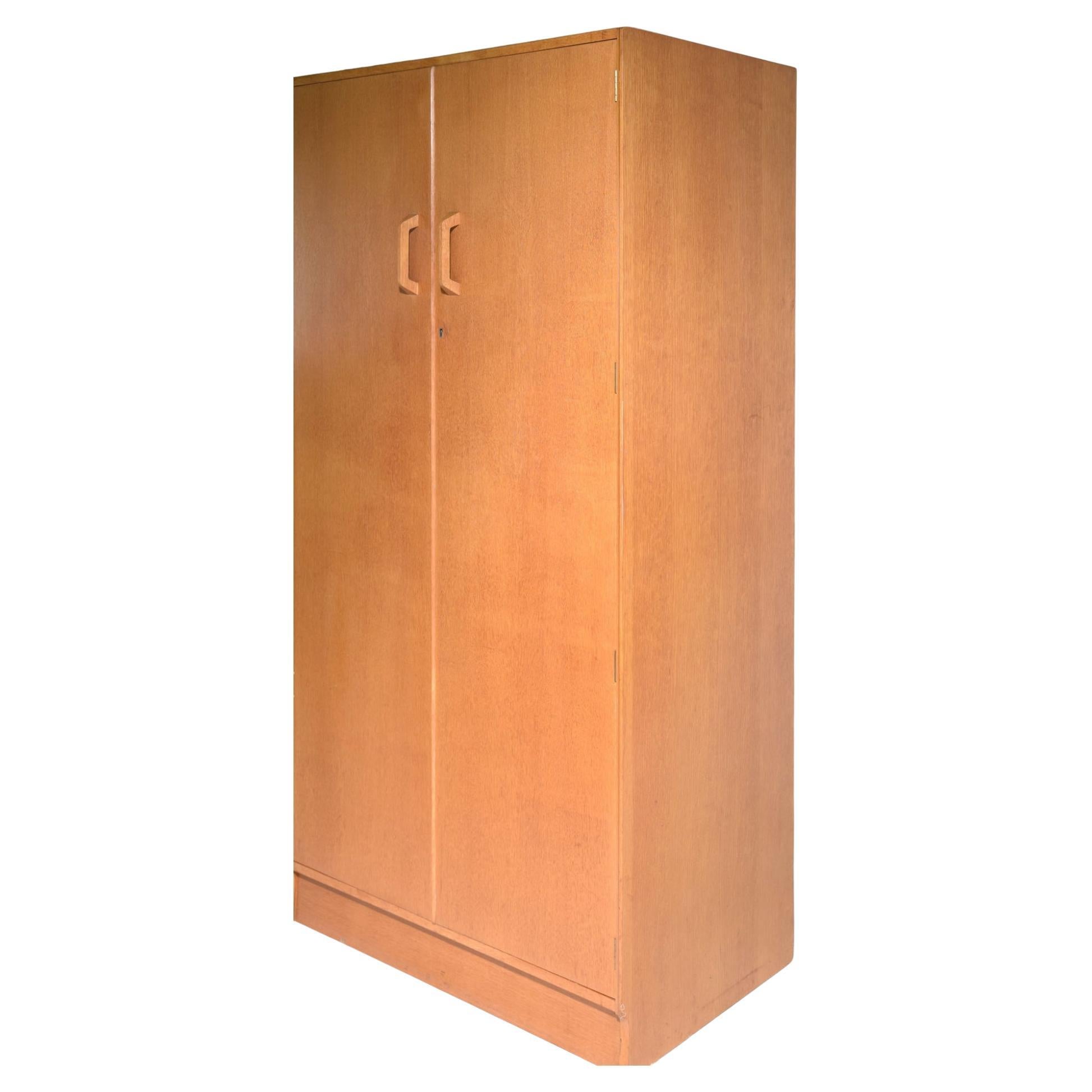 Scandinave moderne Armoire penderie en teck du milieu du siècle dernier, danoise et moderne