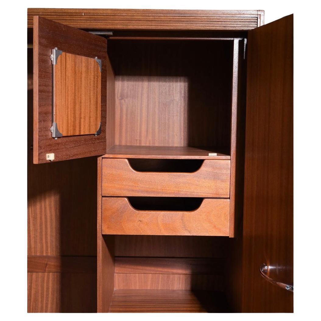 Scandinavo moderno Armadio guardaroba in teak danese moderno di metà secolo con cassetti e specchio in vendita
