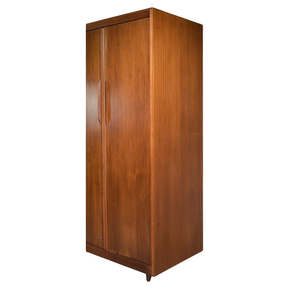 Danese Armadio guardaroba in teak danese moderno di metà secolo con cassetti e specchio in vendita