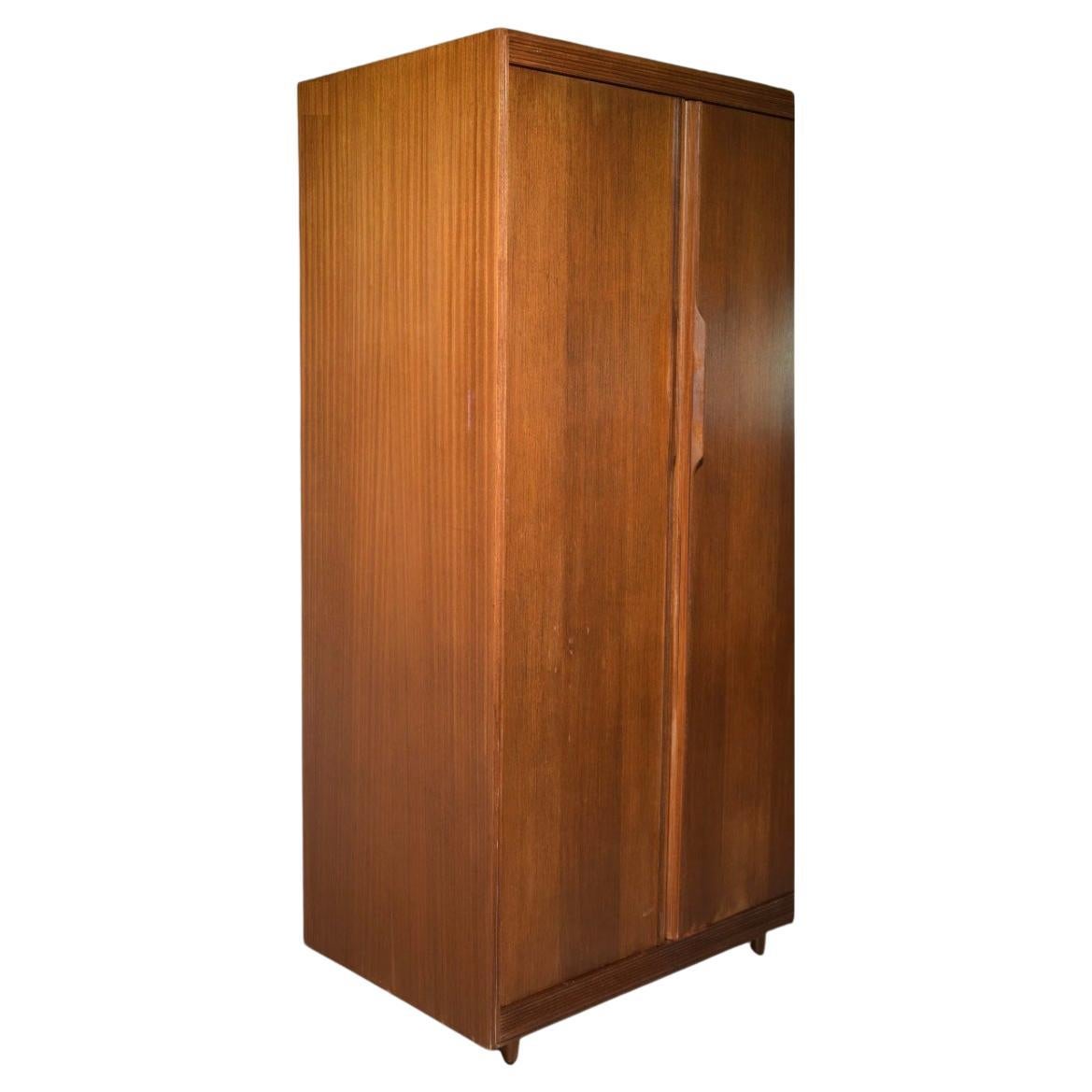 Falegnameria Armadio guardaroba in teak danese moderno di metà secolo con cassetti e specchio in vendita