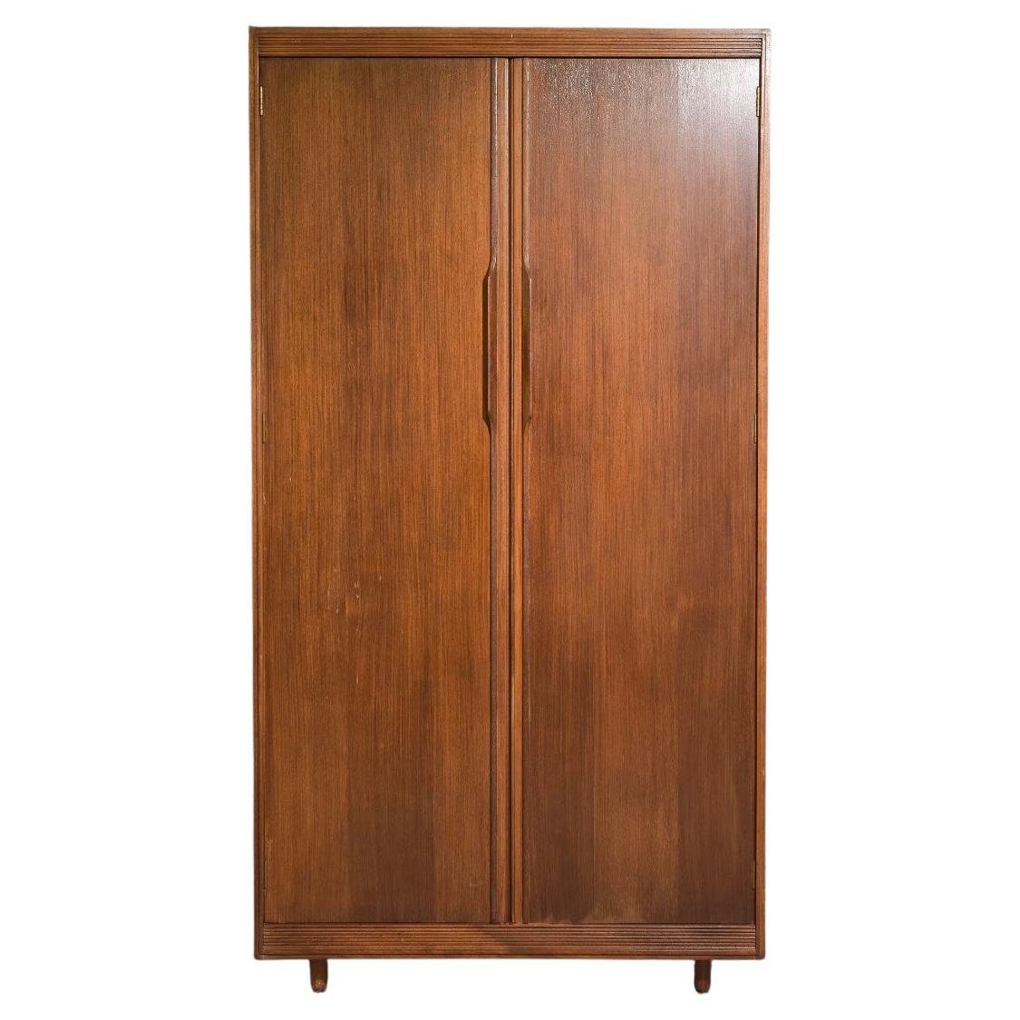 Armadio guardaroba in teak danese moderno di metà secolo con cassetti e specchio in vendita