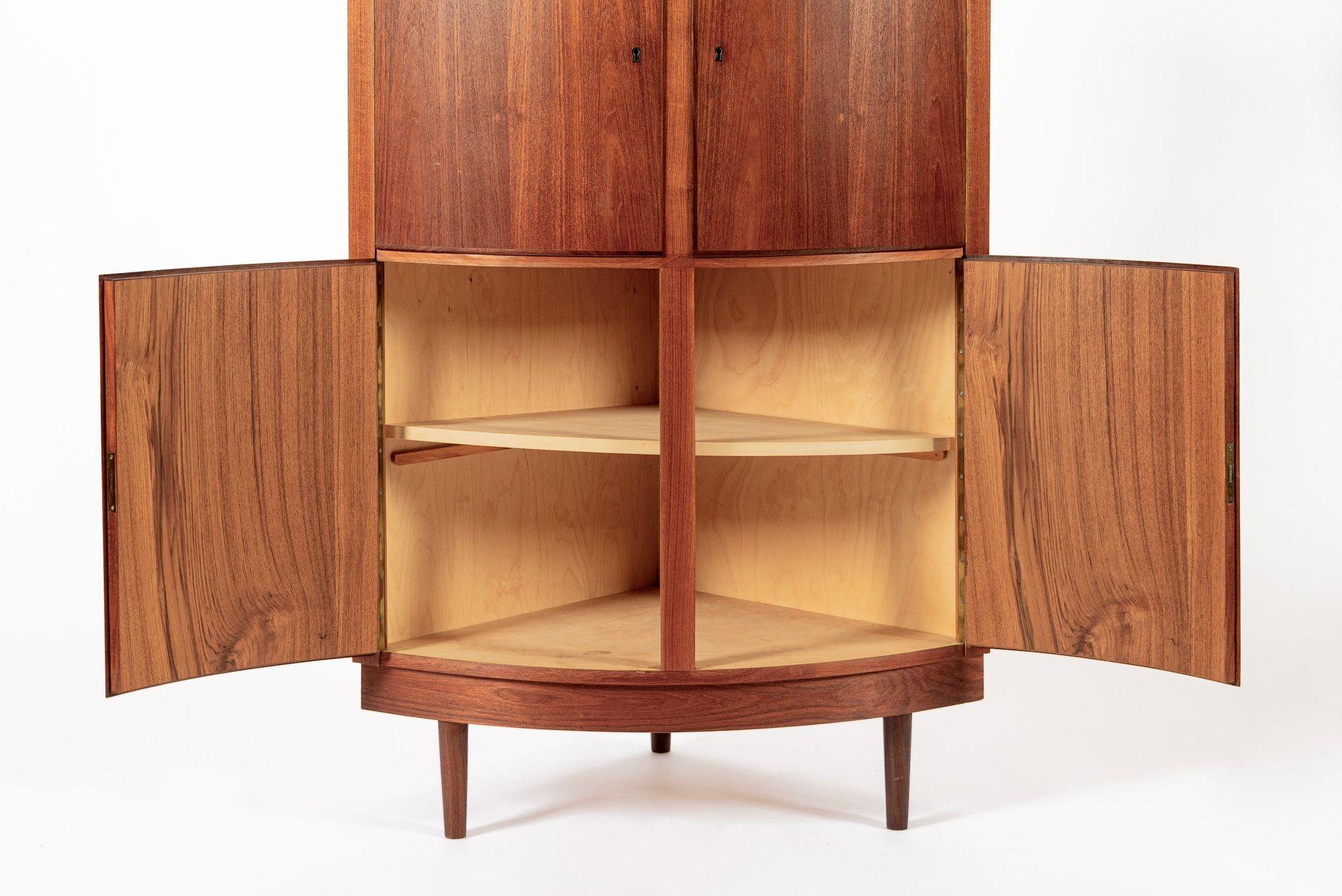 Mid Century Danish Modern Teak Wood Corner Cabinet 1960s In Good Condition For Sale In Detroit, MI