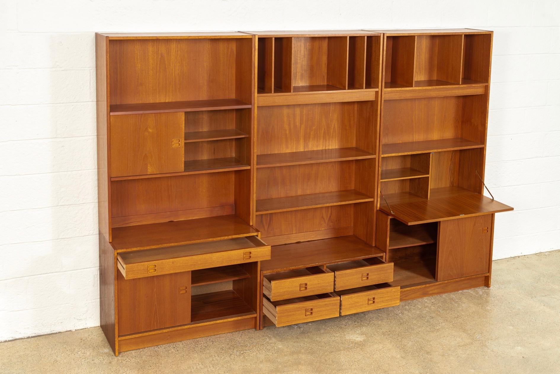 Midcentury Danish Modern Teak Wood Shelving Unit Bookcase Display Cabinet, 1970s In Good Condition In Detroit, MI