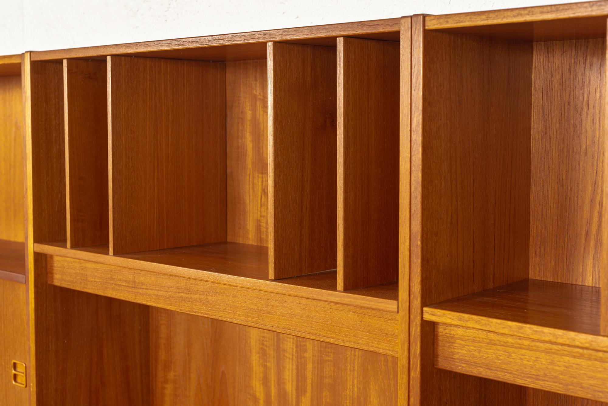 Midcentury Danish Modern Teak Wood Shelving Unit Bookcase Display Cabinet, 1970s 1