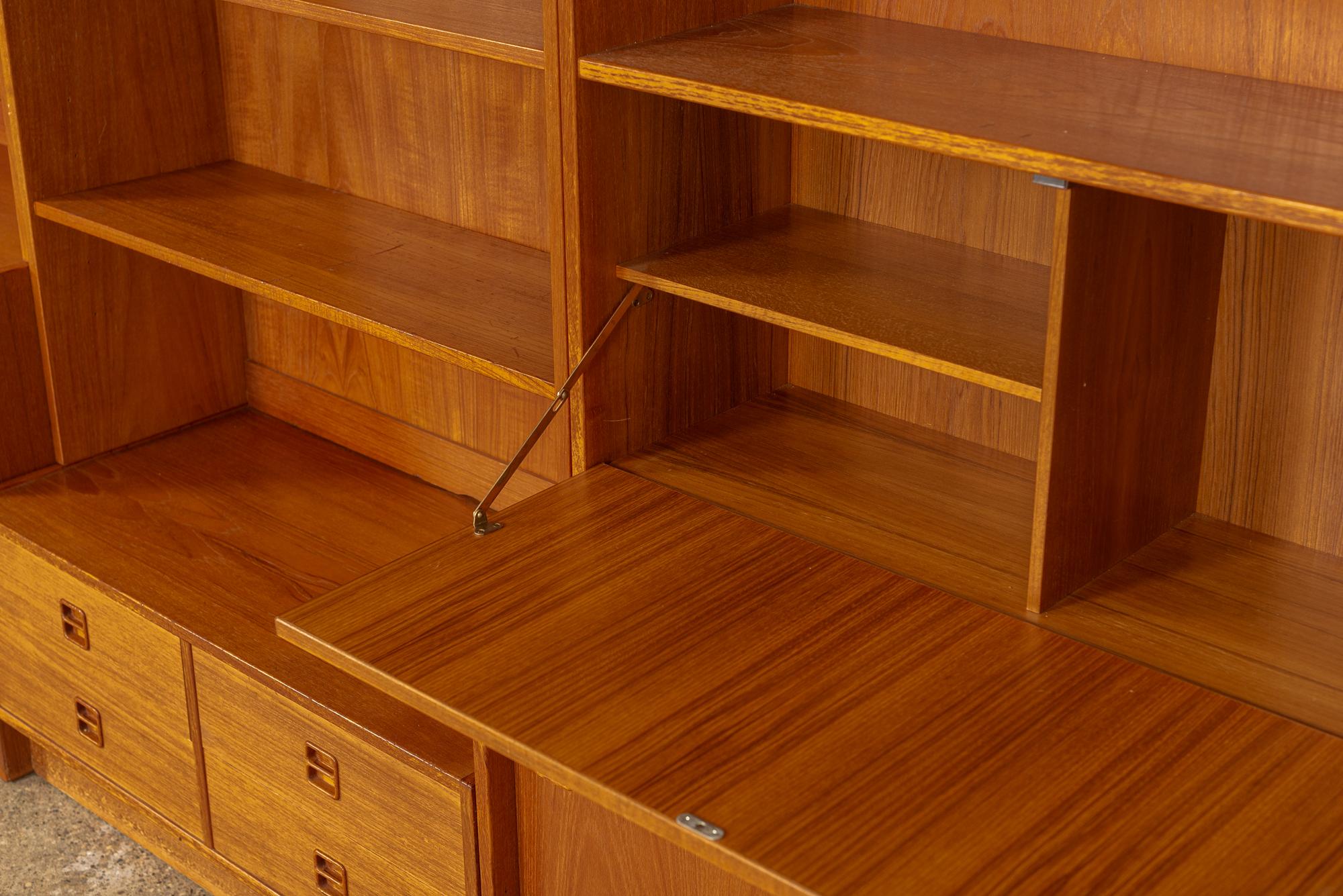 Midcentury Danish Modern Teak Wood Shelving Unit Bookcase Display Cabinet, 1970s 2
