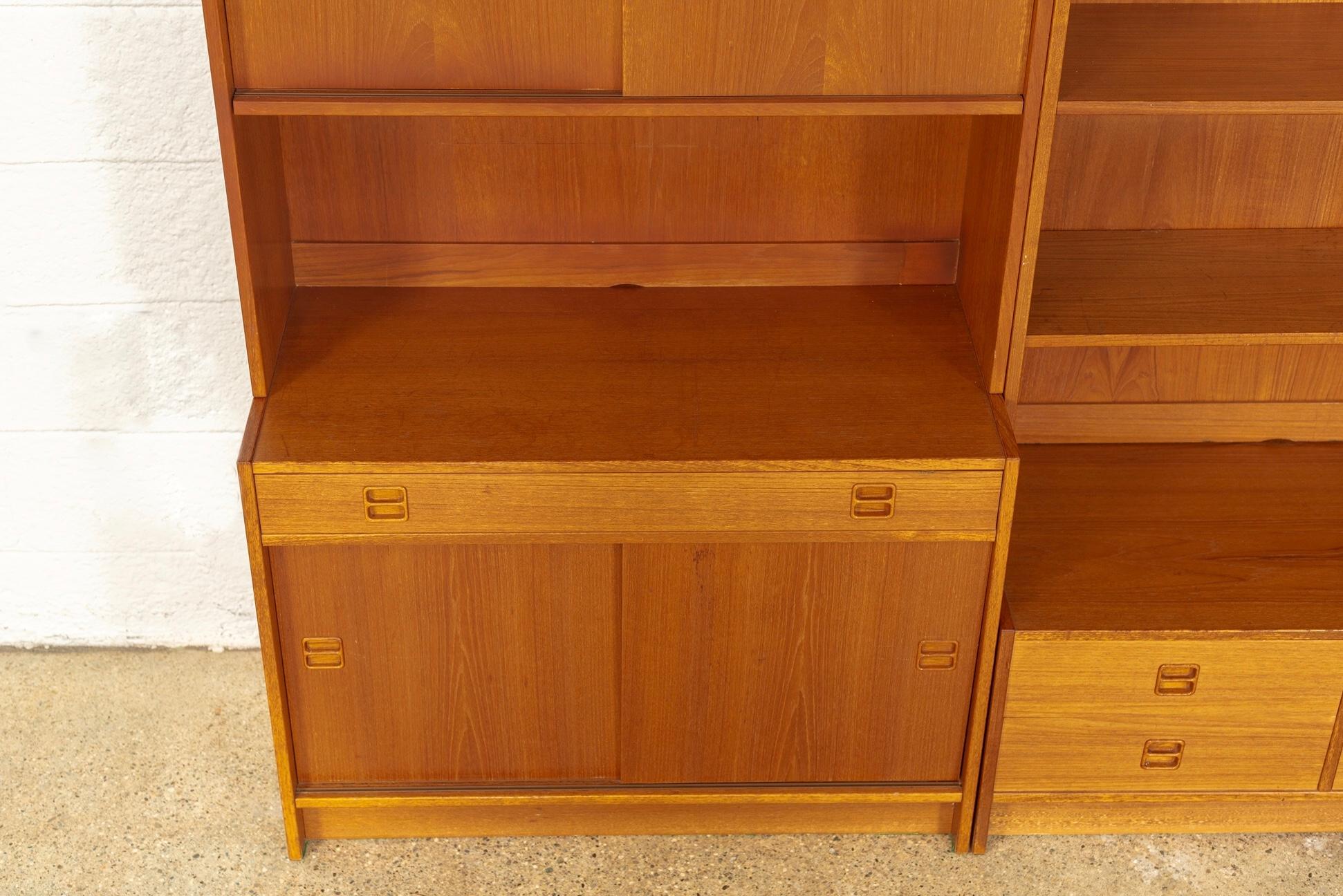 Midcentury Danish Modern Teak Wood Shelving Unit Bookcase Display Cabinet, 1970s 3