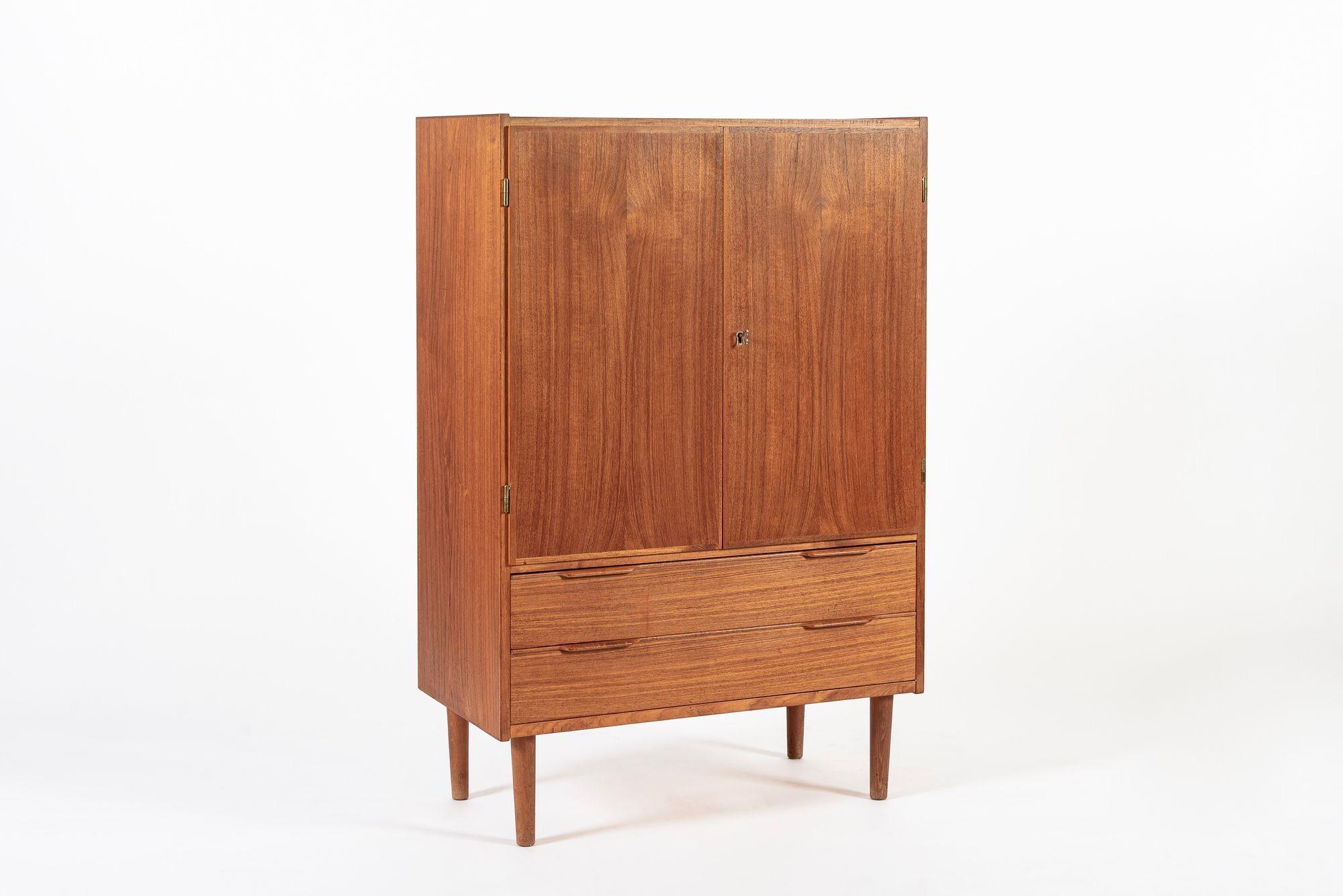 Mid Century Danish Modern Teak Wood Storage or Bar Cabinet For Sale 5