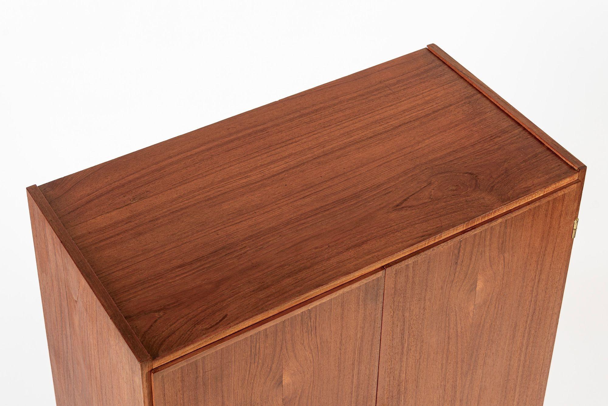 Mid Century Danish Modern Teak Wood Storage or Bar Cabinet In Good Condition For Sale In Detroit, MI