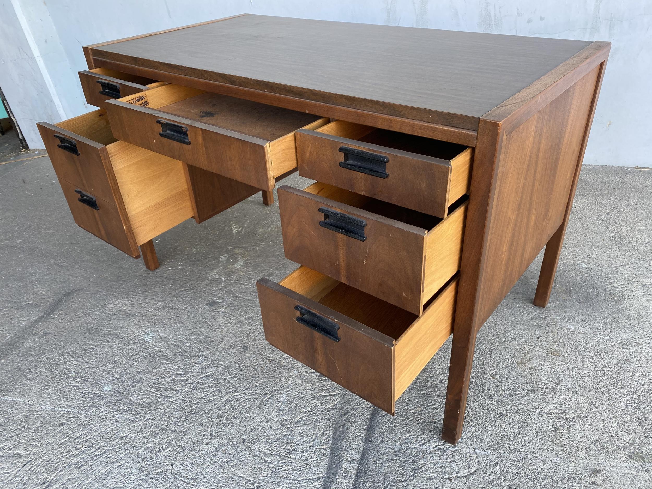 Midcentury Danish Modern Teak Writing Desk w/ Woven Wicker Front by Sligh Lowry In Excellent Condition For Sale In Van Nuys, CA