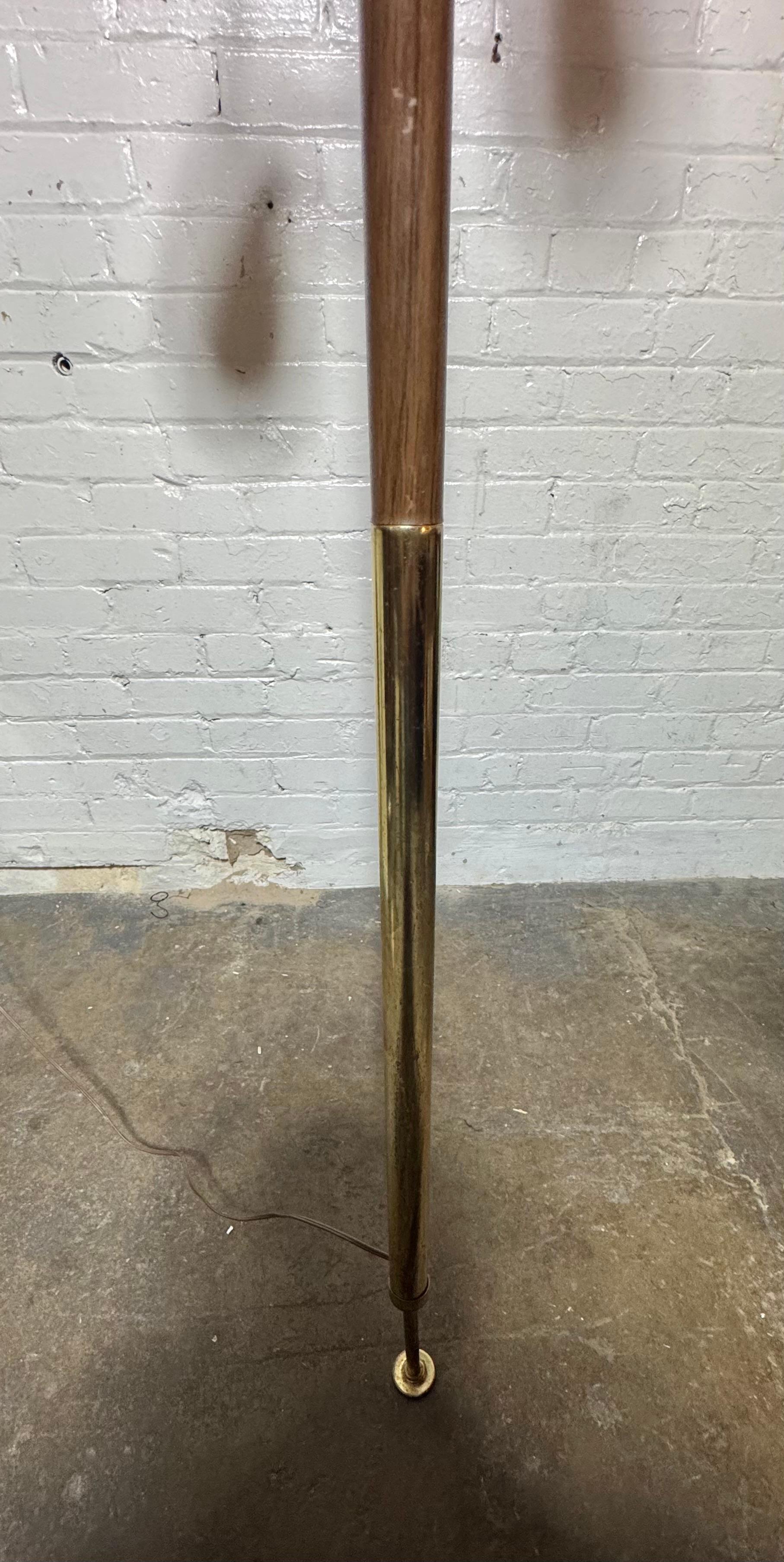 Le lampade Mid Century Pole sono una delle aggiunte di interior design più divertenti che si possano fare a un interno che merita! Questa lampada a stelo danese moderna è una delle più difficili da trovare e una delle più ambite! Con le sue maniglie