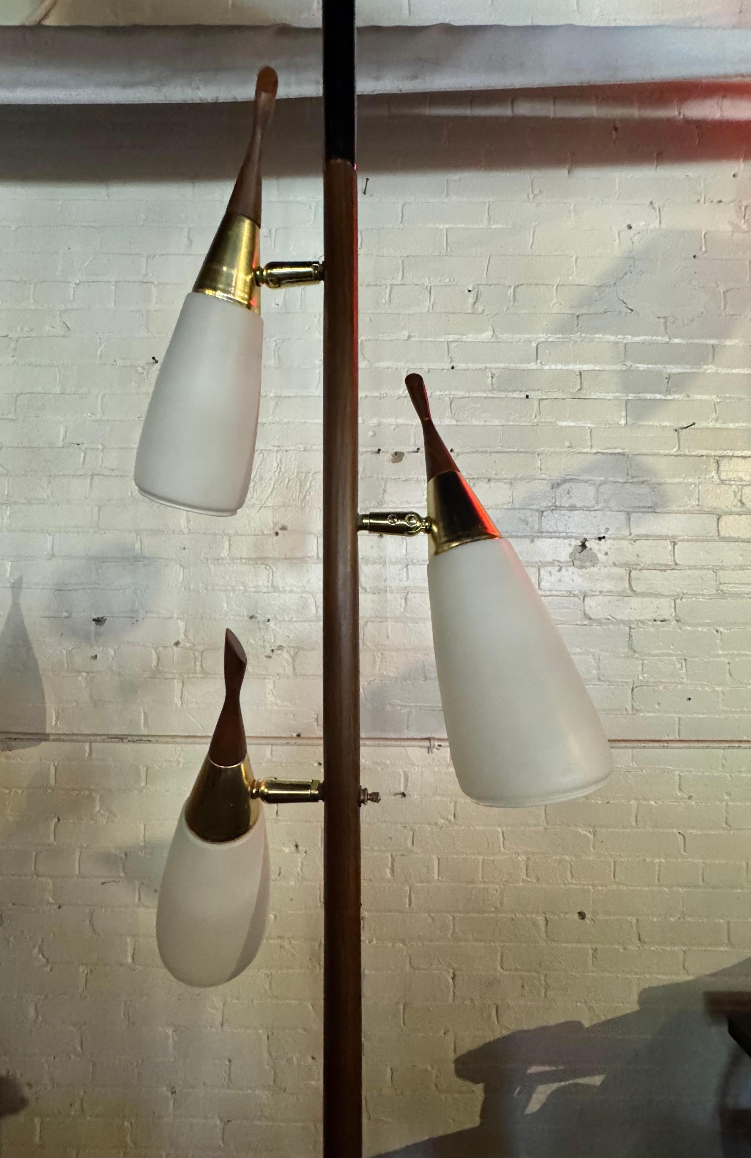 Lampada a stelo danese moderna del 1950, Lightolier 3 paralumi in vetro In condizioni buone in vendita a Buffalo, NY