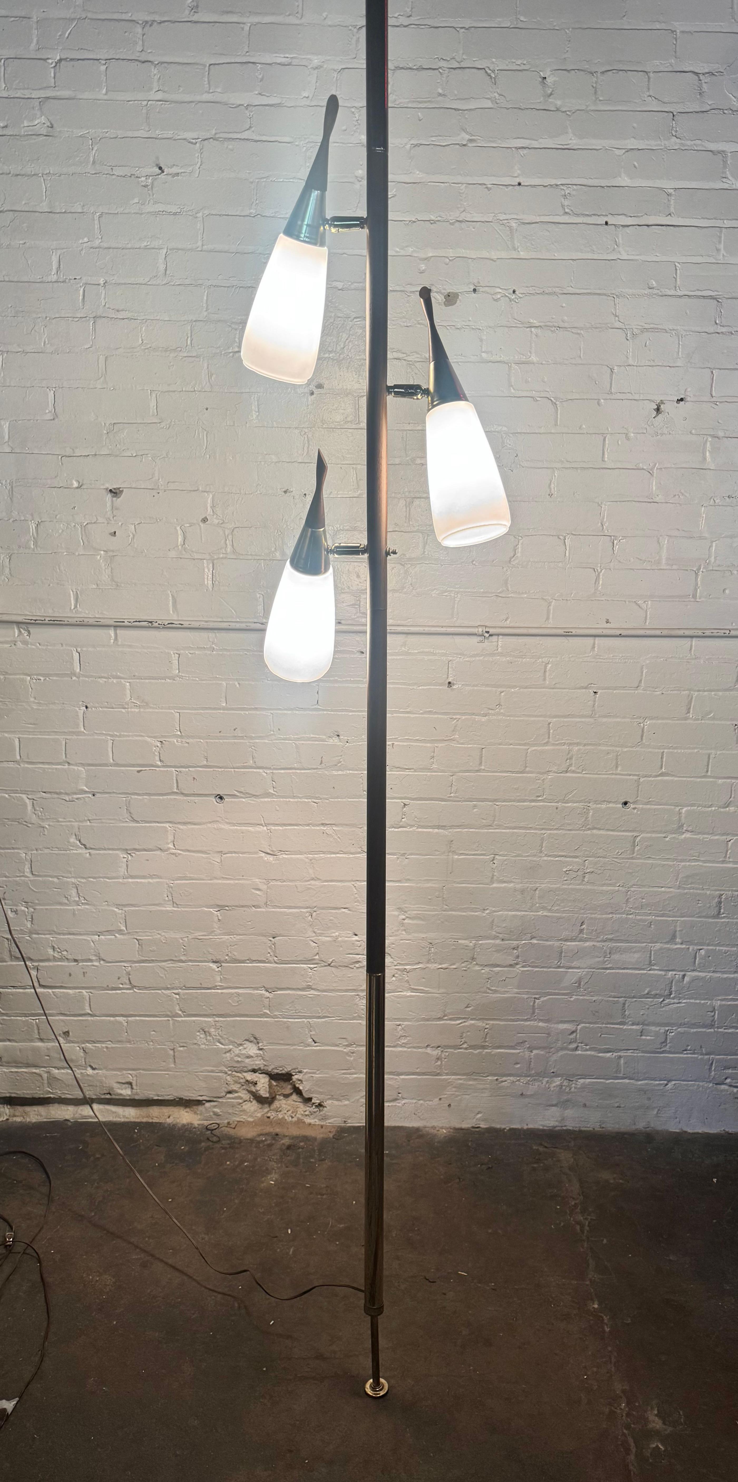 Metallo Lampada a stelo danese moderna del 1950, Lightolier 3 paralumi in vetro in vendita
