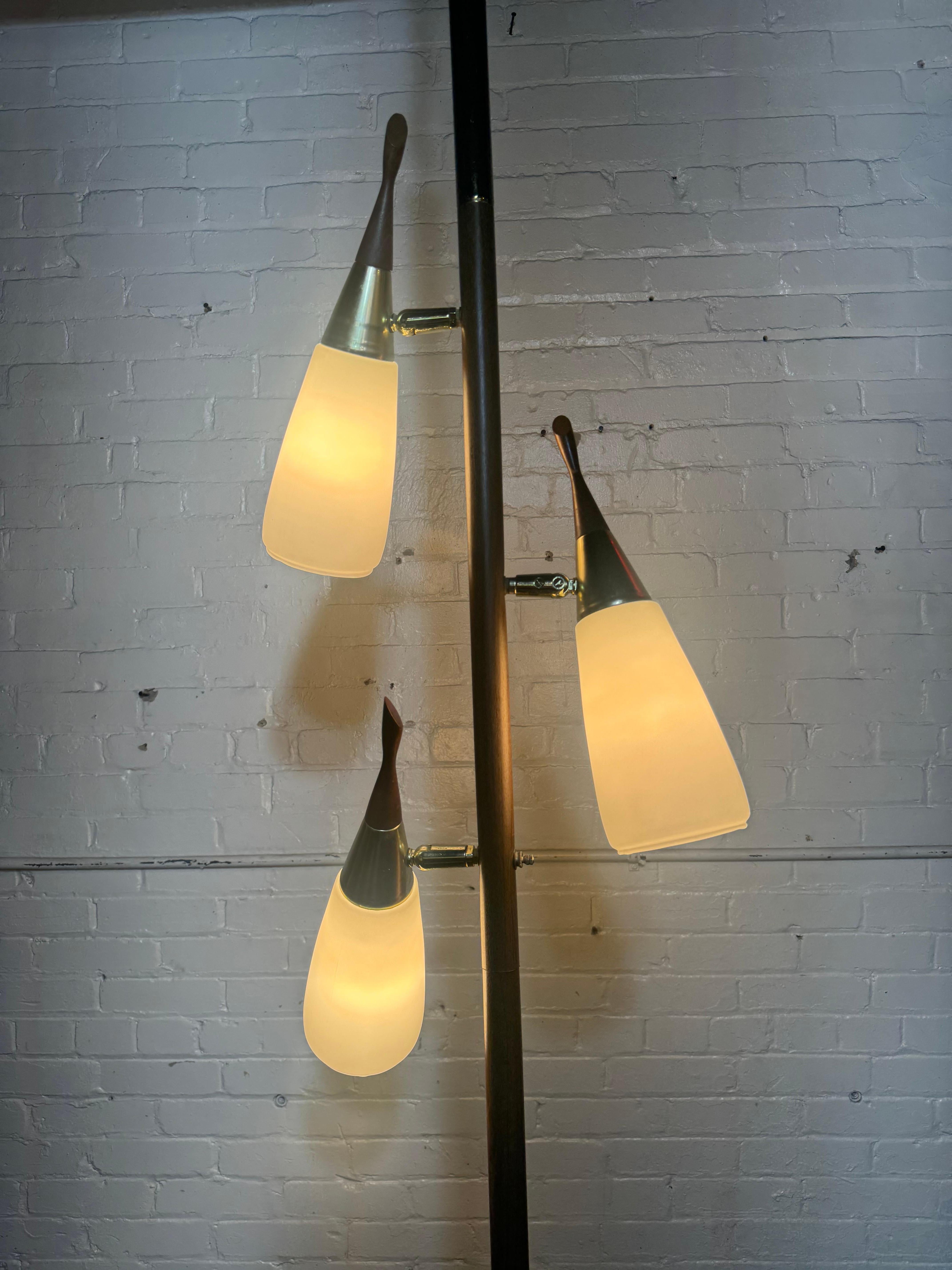 Lampada a stelo danese moderna del 1950, Lightolier 3 paralumi in vetro in vendita 1