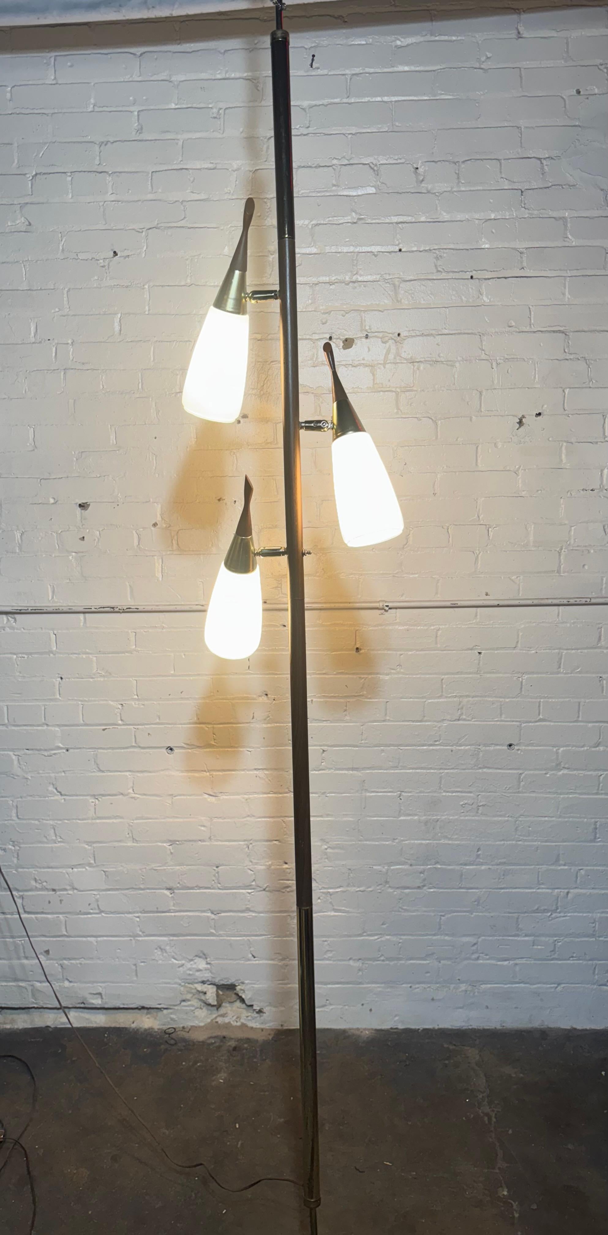 Lampada a stelo danese moderna del 1950, Lightolier 3 paralumi in vetro in vendita 2