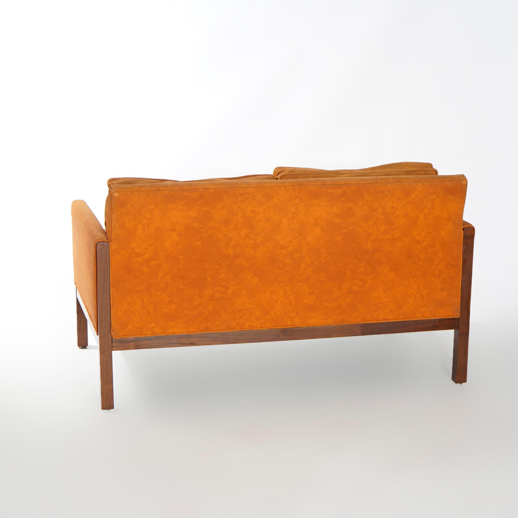 Américain Canapé et chaise Thomasville modernes danois du milieu du siècle en noyer et faux cuir 20ème siècle en vente