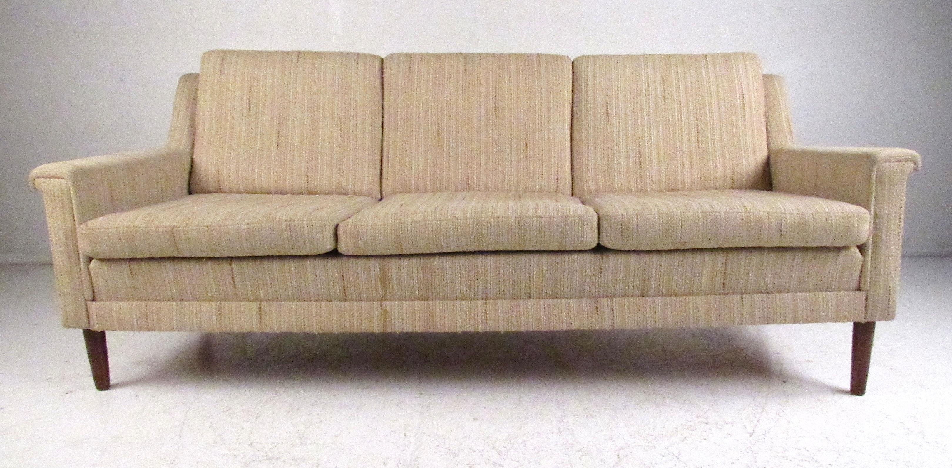 Dreisitziges Sofa im skandinavischen Stil der Jahrhundertmitte von Dunflex, Dänemark. Bitte bestätigen Sie den Standort des Artikels (NY oder NJ) mit dem Händler.