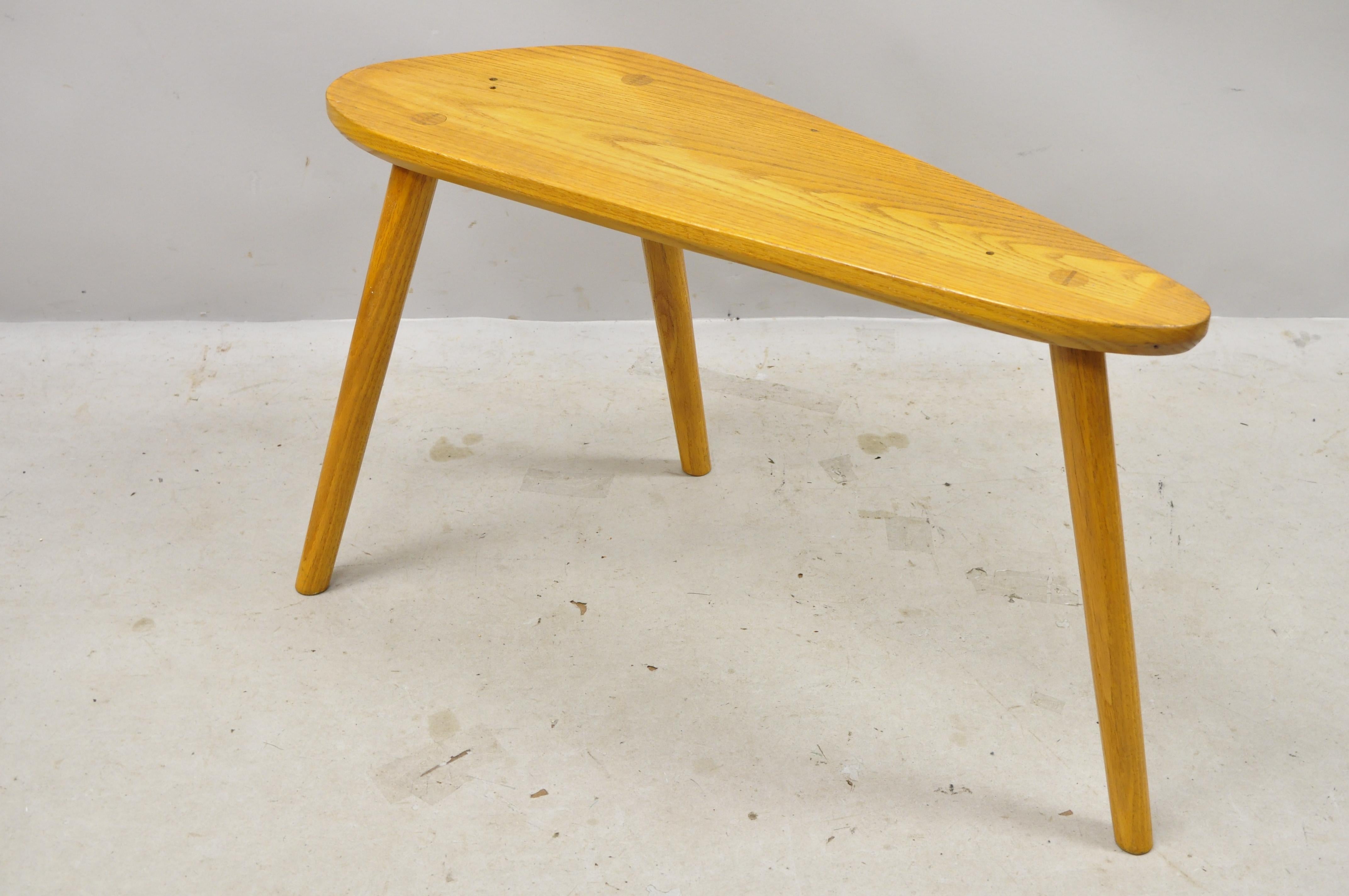 Midcentury Danish modern tripod birch oakwood bench side accent table. Item features exposed joints, solid wood construction, beautiful wood grain, tapered legs, very nice vintage item, quality craftsmanship, great style and form, circa mid-20th