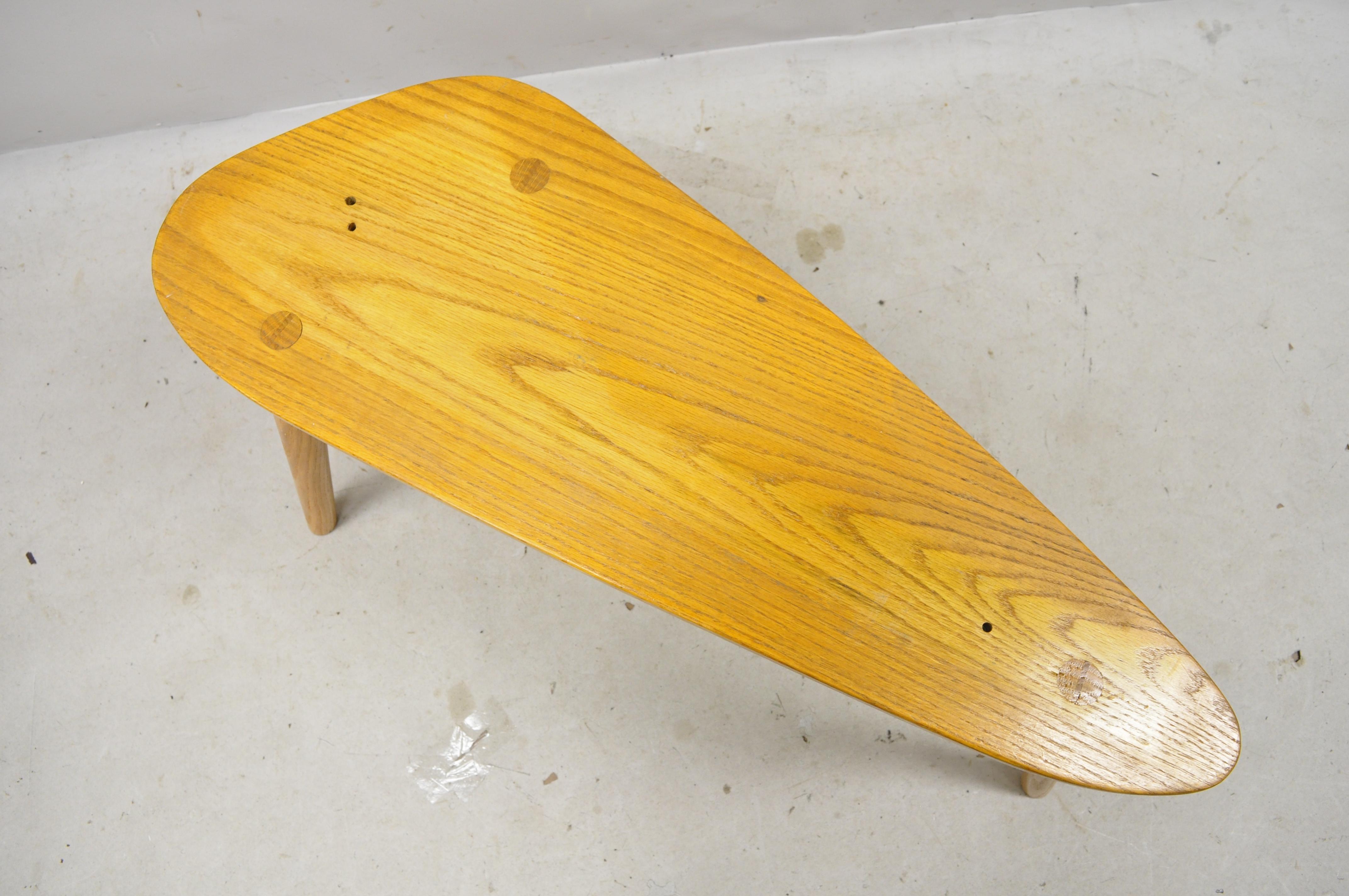 Midcentury Danish Modern Tripod Birch Oakwood Bench Side Accent Table (Moderne der Mitte des Jahrhunderts)