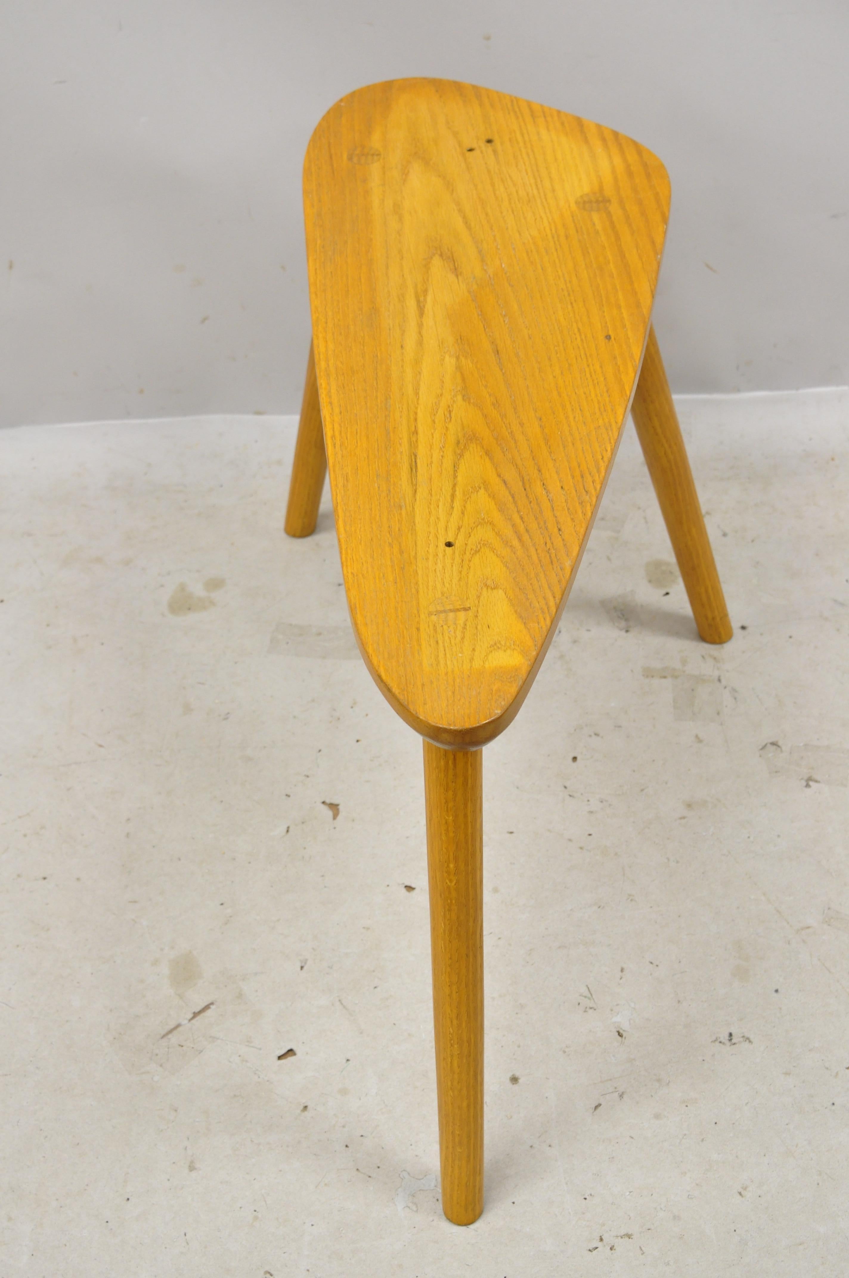 Midcentury Danish Modern Tripod Birch Oakwood Bench Side Accent Table (Nordamerikanisch)