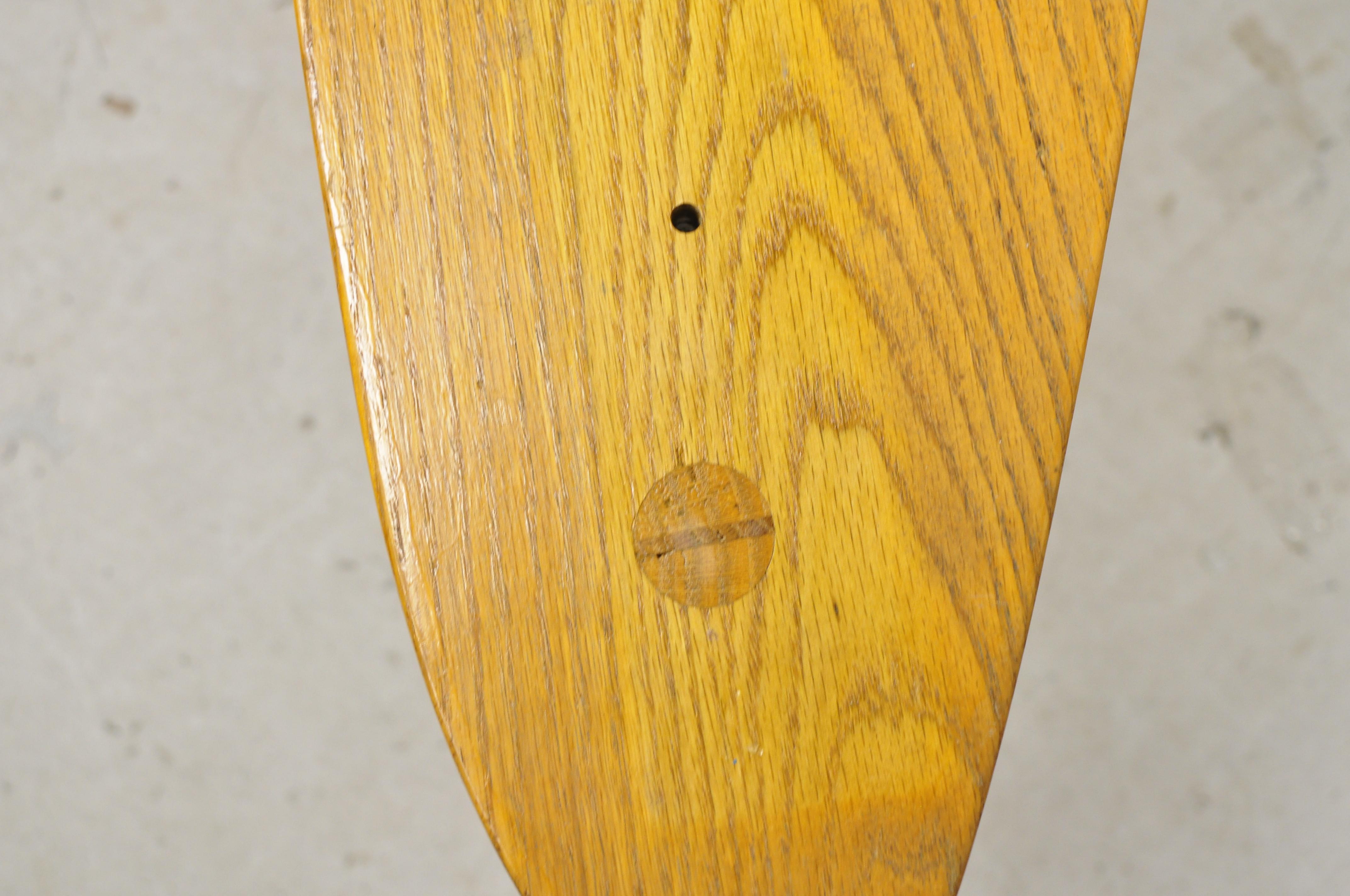 Midcentury Danish Modern Tripod Birch Oakwood Bench Side Accent Table im Zustand „Gut“ in Philadelphia, PA