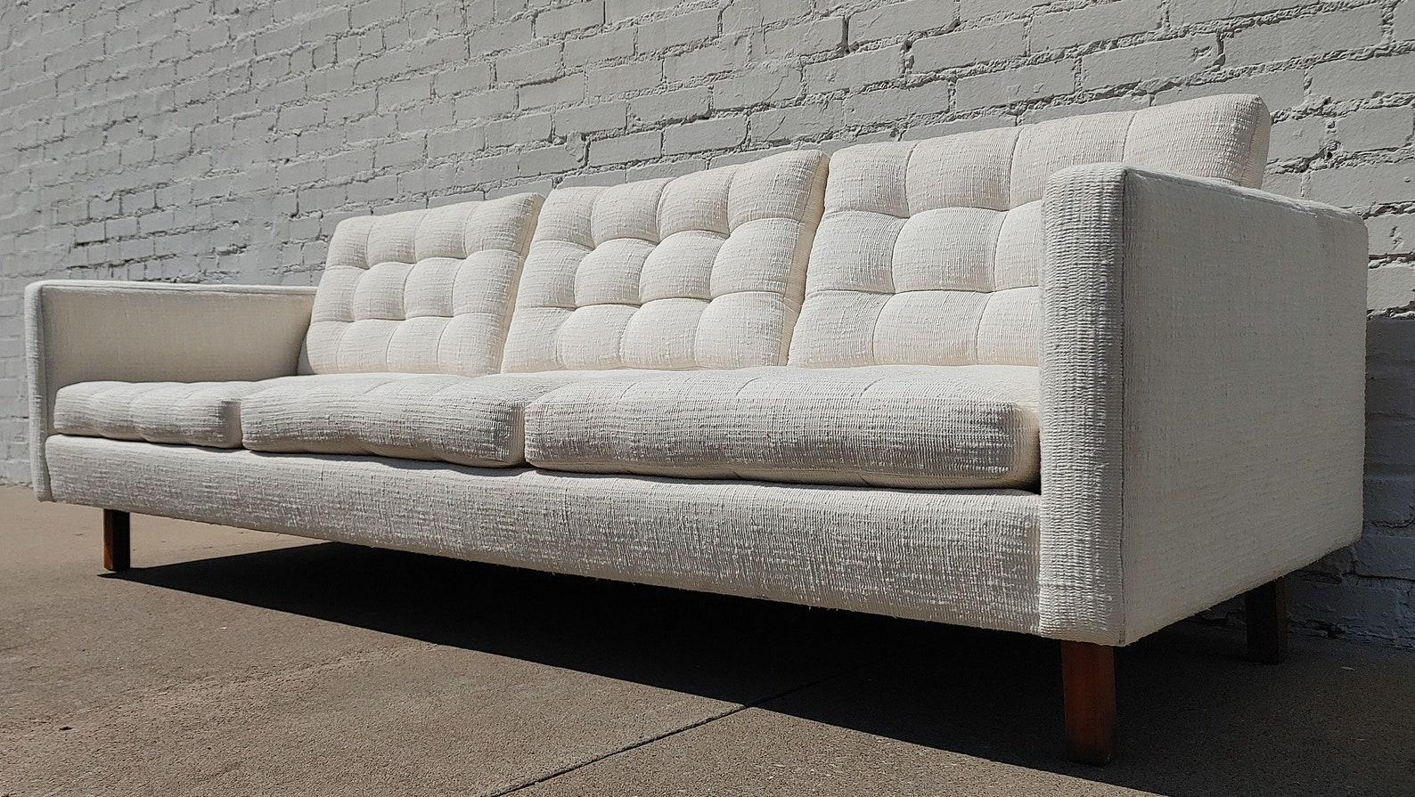 Dänisches modernes getuftetes Sofa, Mid-Century Modern

Überdurchschnittlicher Vintage-Zustand und strukturell gesund. Die Polsterung ist sehr sauber, nicht perfekt, sieht aber fast wie neu aus. Die Bilder im Außenbereich können etwas dunkler oder
